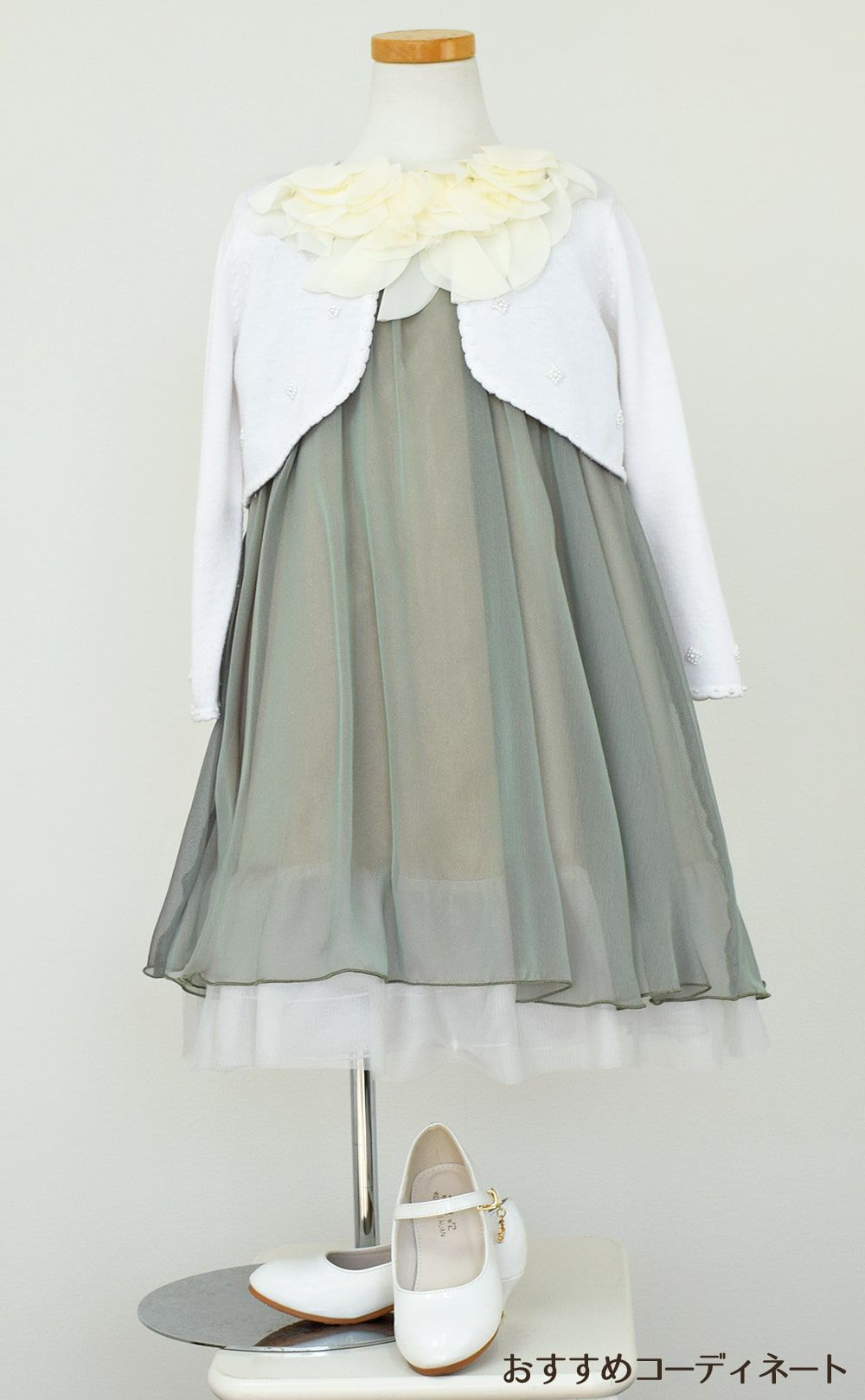 ピアノ発表会や結婚式にぴったりのカラーの女の子用キッズドレス。シンプルで美しいシルエットが魅力のAngel's Closetの子供ドレス レンタル商品（【レンタル】シフォンフラワーAラインドレス(KD284)セージ）｜画像10