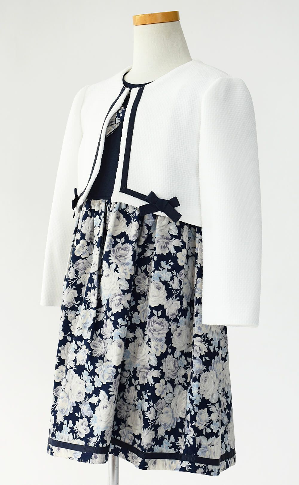 特別な日にぴったりのネイビーカラーの男の子用フォーマルスーツ。シンプルで美しいシルエットが魅力のAngel's Closetの子供フォーマル レンタル商品（【レンタル】ホワイトボレロ花柄アンサンブルスーツセット(AST337901)ネイビー）｜画像4