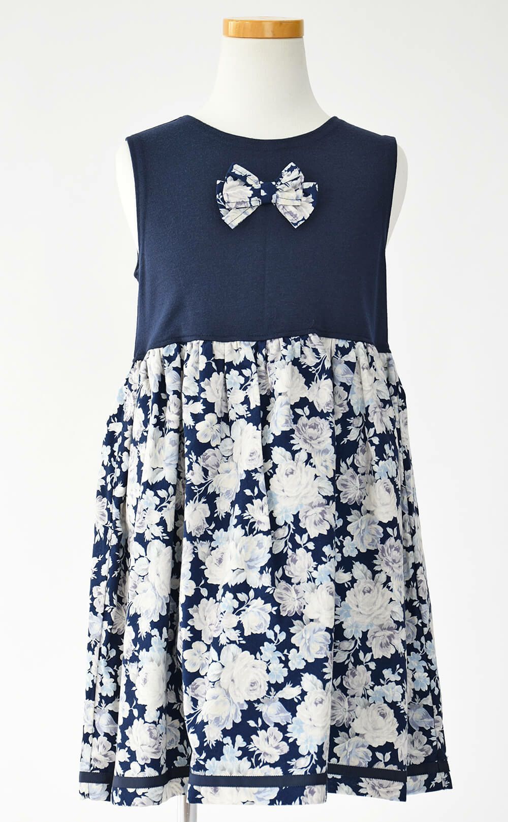 特別な日にぴったりのネイビーカラーの男の子用フォーマルスーツ。シンプルで美しいシルエットが魅力のAngel's Closetの子供フォーマル レンタル商品（【レンタル】ホワイトボレロ花柄アンサンブルスーツセット(AST337901)ネイビー）｜画像7