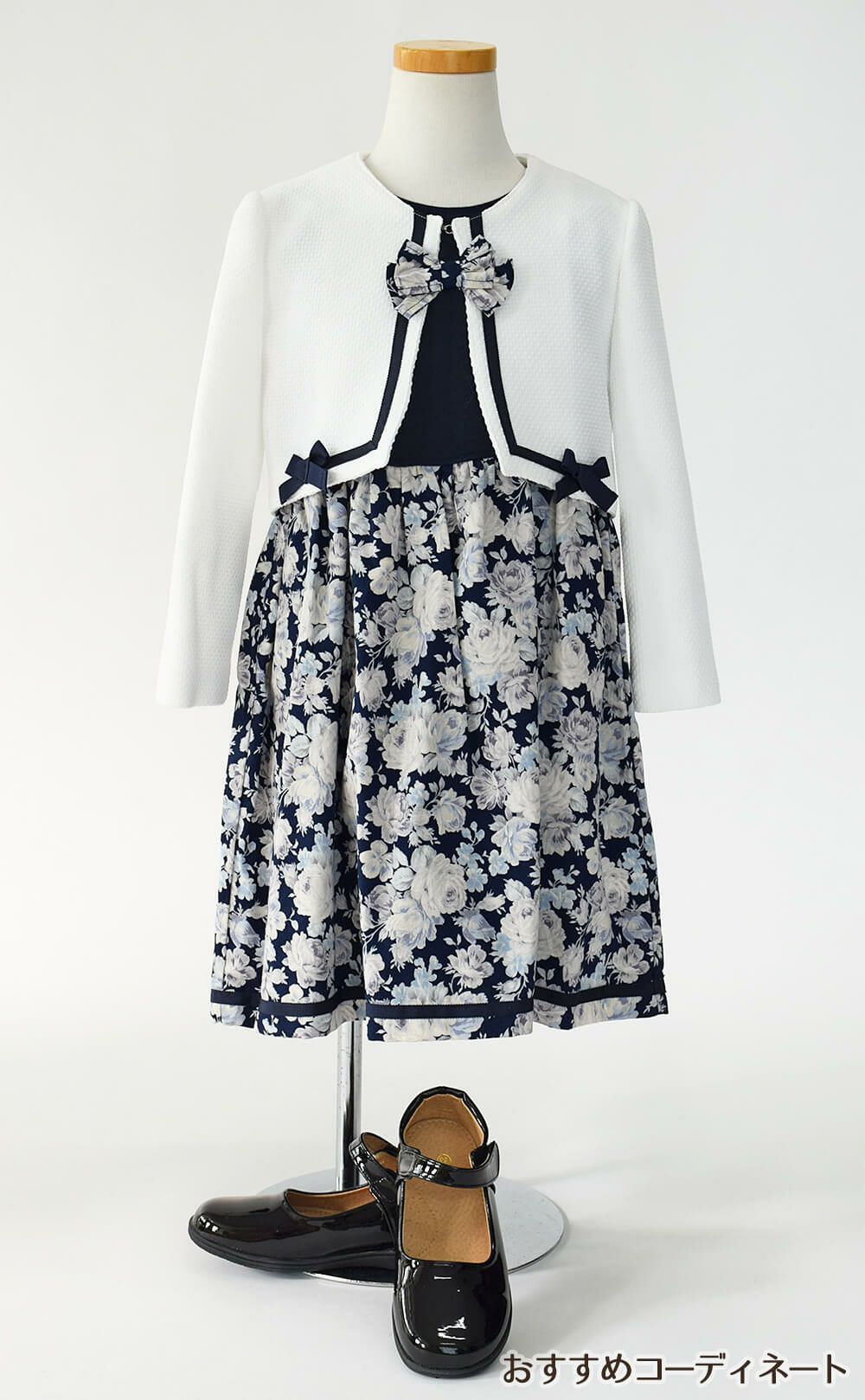 特別な日にぴったりのネイビーカラーの男の子用フォーマルスーツ。シンプルで美しいシルエットが魅力のAngel's Closetの子供フォーマル レンタル商品（【レンタル】ホワイトボレロ花柄アンサンブルスーツセット(AST337901)ネイビー）｜画像10