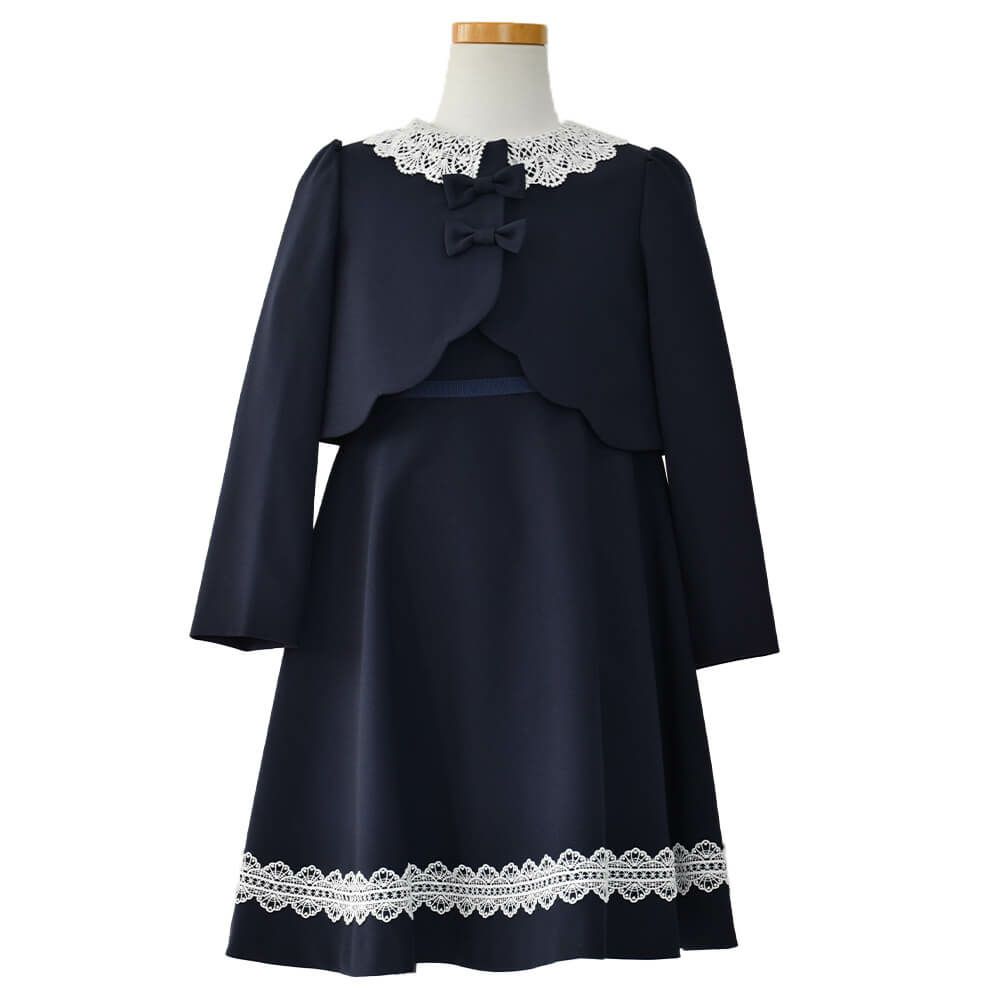 特別な日にぴったりのネイビーカラーの男の子用フォーマルスーツ。シンプルで美しいシルエットが魅力のAngel's Closetの子供フォーマル レンタル商品（【レンタル】レース襟アンサンブルスーツセット(CAT137350)ネイビー）｜画像2