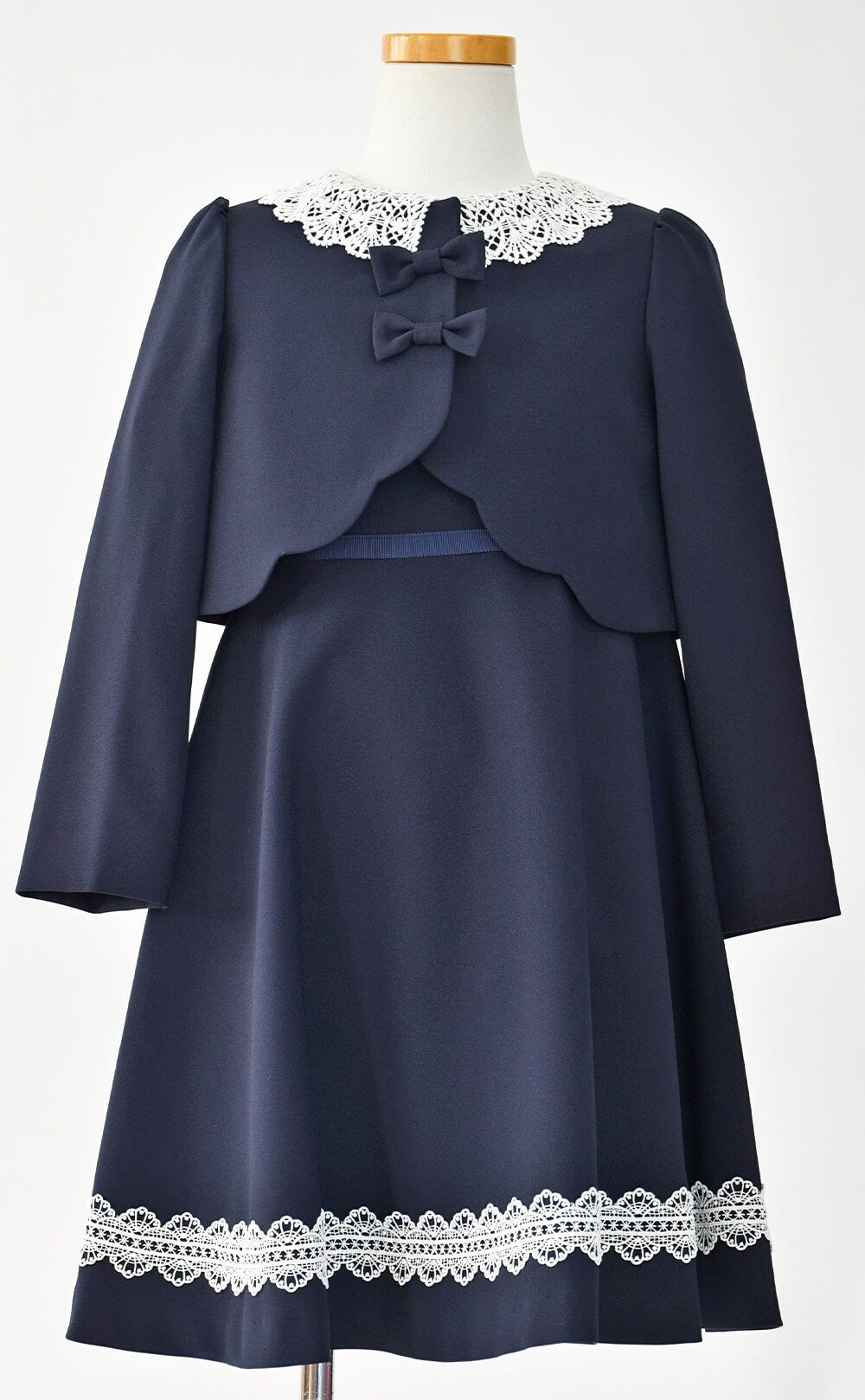 特別な日にぴったりのネイビーカラーの男の子用フォーマルスーツ。シンプルで美しいシルエットが魅力のAngel's Closetの子供フォーマル レンタル商品（【レンタル】レース襟アンサンブルスーツセット(CAT137350)ネイビー）｜画像3