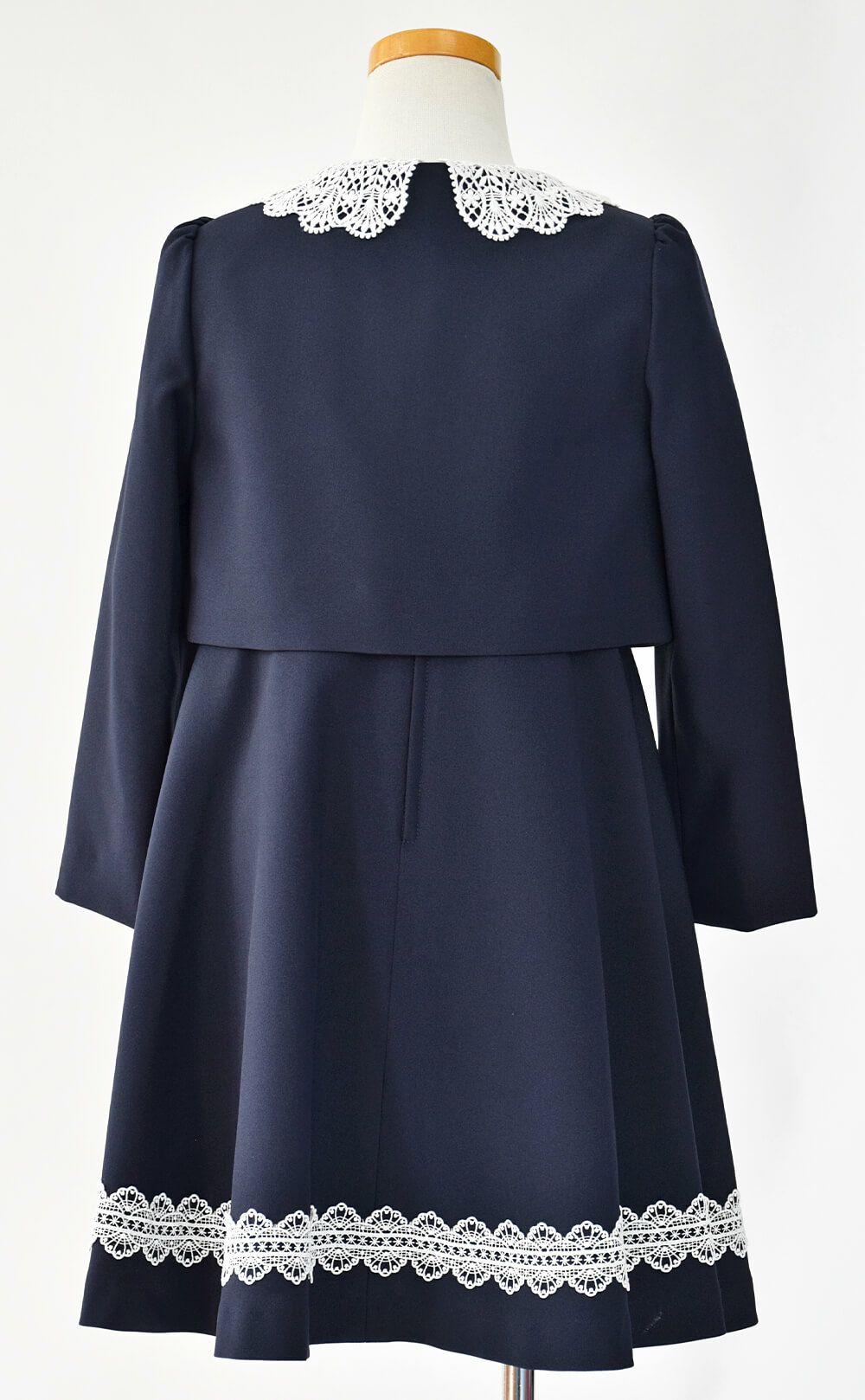 特別な日にぴったりのネイビーカラーの男の子用フォーマルスーツ。シンプルで美しいシルエットが魅力のAngel's Closetの子供フォーマル レンタル商品（【レンタル】レース襟アンサンブルスーツセット(CAT137350)ネイビー）｜画像4