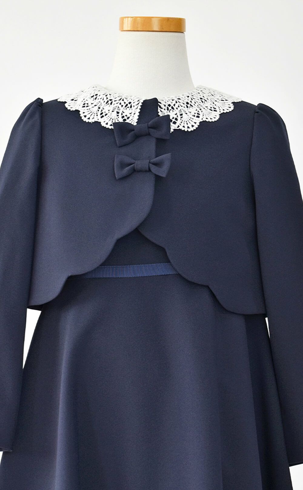 特別な日にぴったりのネイビーカラーの男の子用フォーマルスーツ。シンプルで美しいシルエットが魅力のAngel's Closetの子供フォーマル レンタル商品（【レンタル】レース襟アンサンブルスーツセット(CAT137350)ネイビー）｜画像5