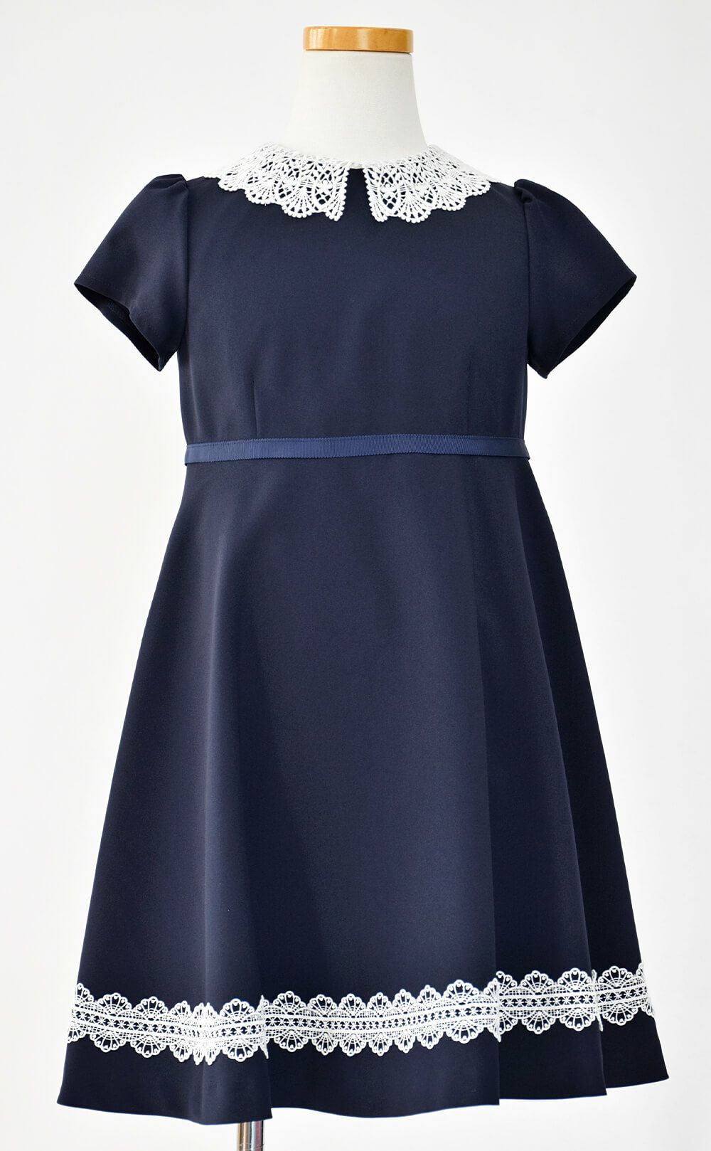 特別な日にぴったりのネイビーカラーの男の子用フォーマルスーツ。シンプルで美しいシルエットが魅力のAngel's Closetの子供フォーマル レンタル商品（【レンタル】レース襟アンサンブルスーツセット(CAT137350)ネイビー）｜画像6