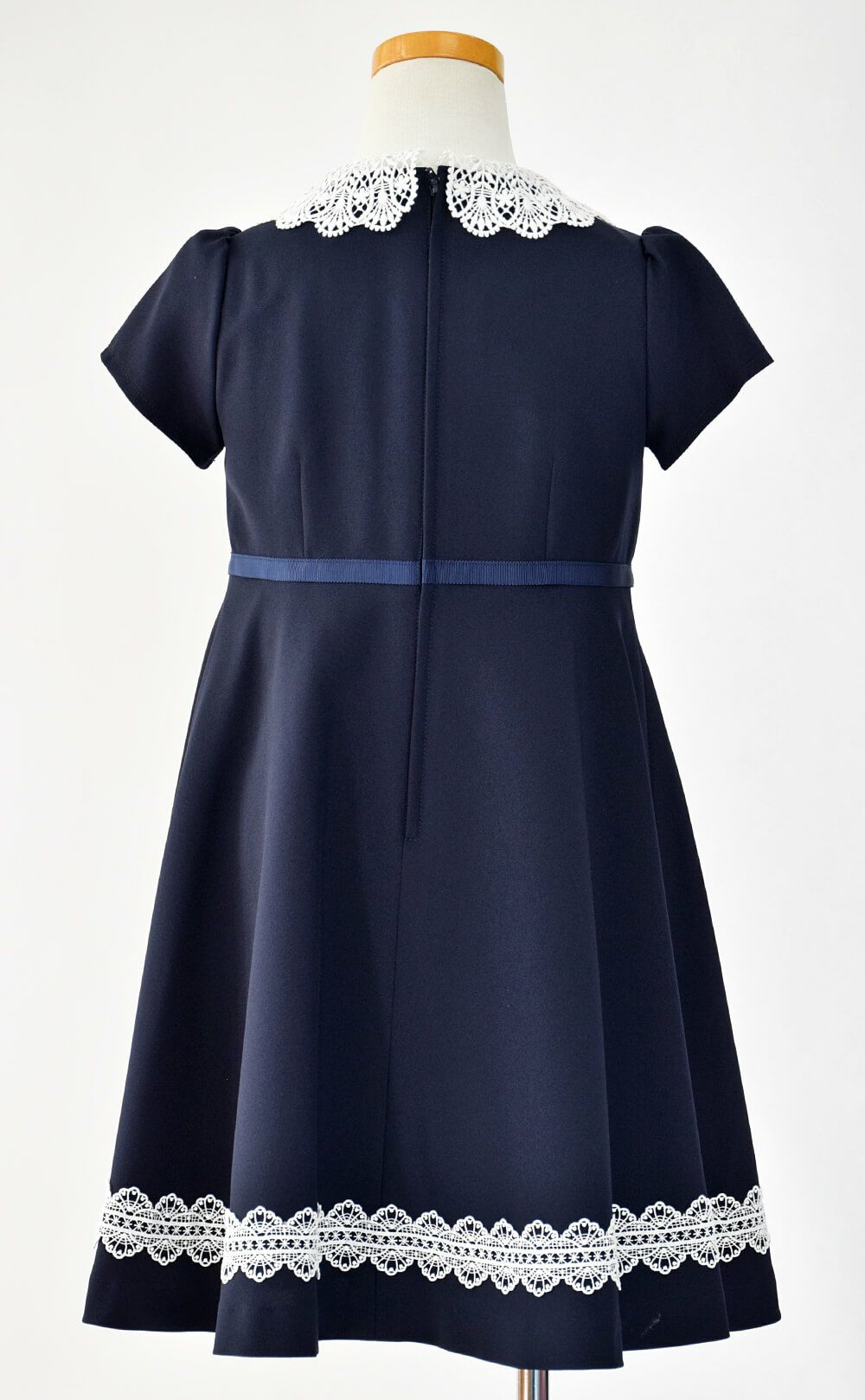 特別な日にぴったりのネイビーカラーの男の子用フォーマルスーツ。シンプルで美しいシルエットが魅力のAngel's Closetの子供フォーマル レンタル商品（【レンタル】レース襟アンサンブルスーツセット(CAT137350)ネイビー）｜画像7