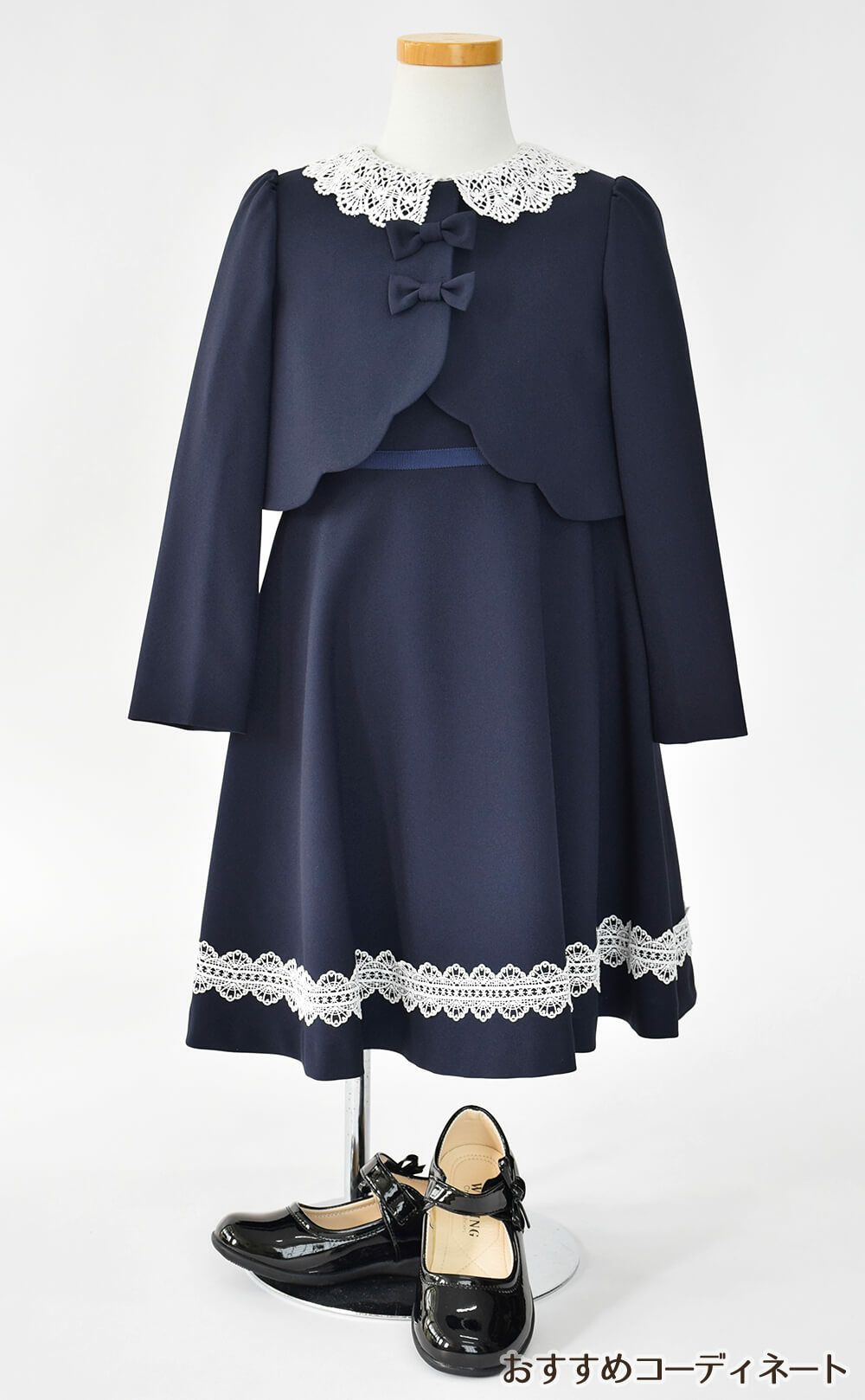 特別な日にぴったりのネイビーカラーの男の子用フォーマルスーツ。シンプルで美しいシルエットが魅力のAngel's Closetの子供フォーマル レンタル商品（【レンタル】レース襟アンサンブルスーツセット(CAT137350)ネイビー）｜画像9