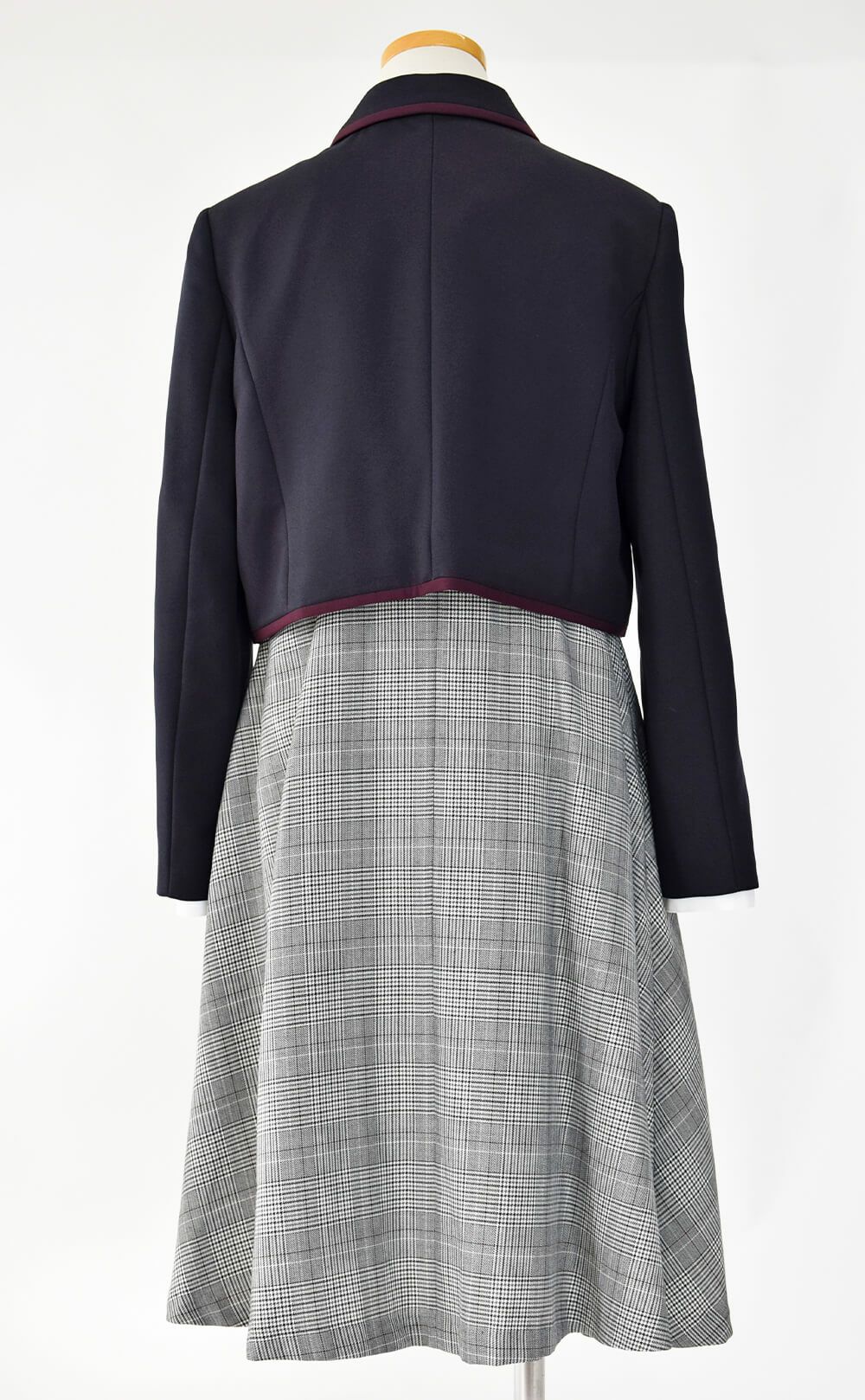 特別な日にぴったりのネイビーカラーの男の子用フォーマルスーツ。シンプルで美しいシルエットが魅力のAngel's Closetの子供フォーマル レンタル商品（【レンタル】ショートジャケットハイウエストスカートスーツ5点セット(CAT422503)ネイビー）｜画像5