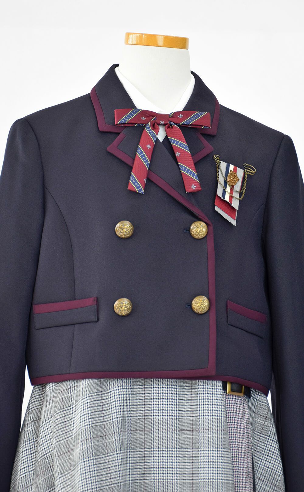 特別な日にぴったりのネイビーカラーの男の子用フォーマルスーツ。シンプルで美しいシルエットが魅力のAngel's Closetの子供フォーマル レンタル商品（【レンタル】ショートジャケットハイウエストスカートスーツ5点セット(CAT422503)ネイビー）｜画像6