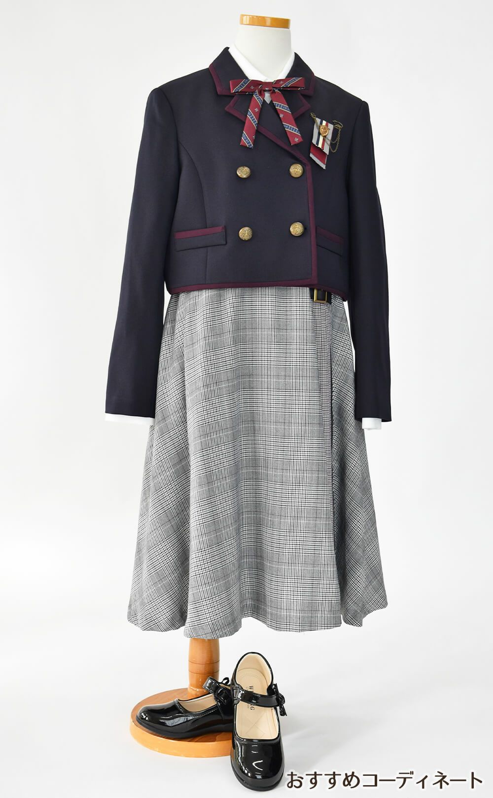 特別な日にぴったりのネイビーカラーの男の子用フォーマルスーツ。シンプルで美しいシルエットが魅力のAngel's Closetの子供フォーマル レンタル商品（【レンタル】ショートジャケットハイウエストスカートスーツ5点セット(CAT422503)ネイビー）｜画像10