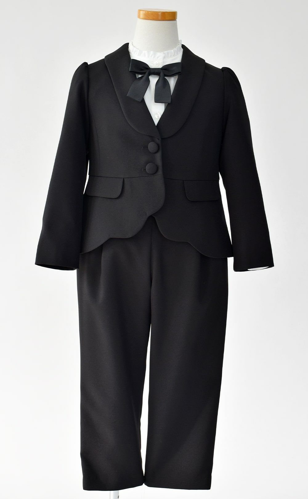 特別な日にぴったりのブラックカラーの男の子用フォーマルスーツ。シンプルで美しいシルエットが魅力のAngel's Closetの子供フォーマル レンタル商品（【レンタル】スカラップジャケットパンツスーツ4点セット(CAT437310)ブラック）｜画像3
