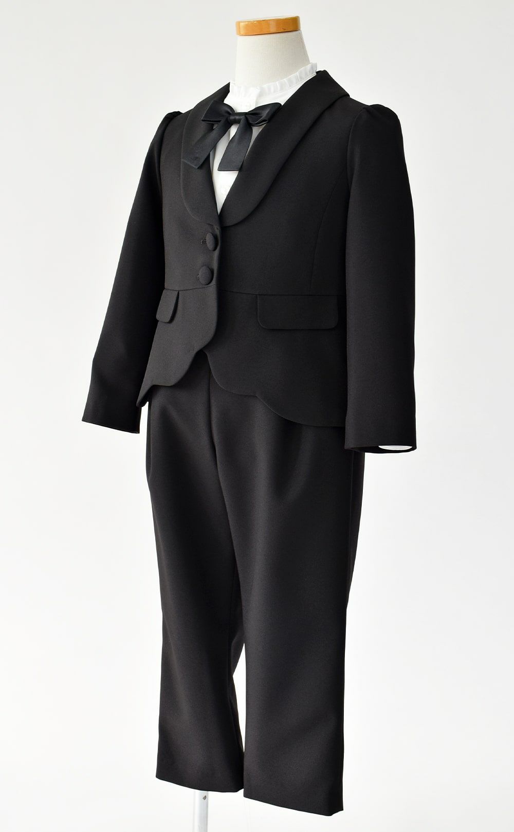 特別な日にぴったりのブラックカラーの男の子用フォーマルスーツ。シンプルで美しいシルエットが魅力のAngel's Closetの子供フォーマル レンタル商品（【レンタル】スカラップジャケットパンツスーツ4点セット(CAT437310)ブラック）｜画像4