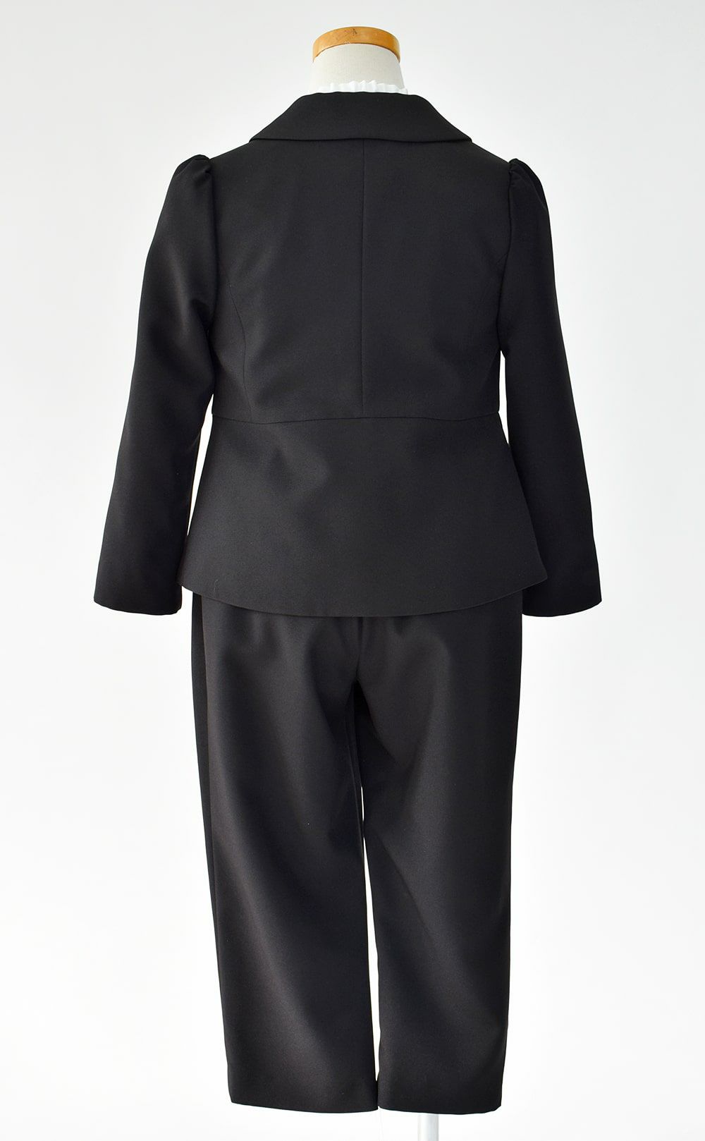 特別な日にぴったりのブラックカラーの男の子用フォーマルスーツ。シンプルで美しいシルエットが魅力のAngel's Closetの子供フォーマル レンタル商品（【レンタル】スカラップジャケットパンツスーツ4点セット(CAT437310)ブラック）｜画像5