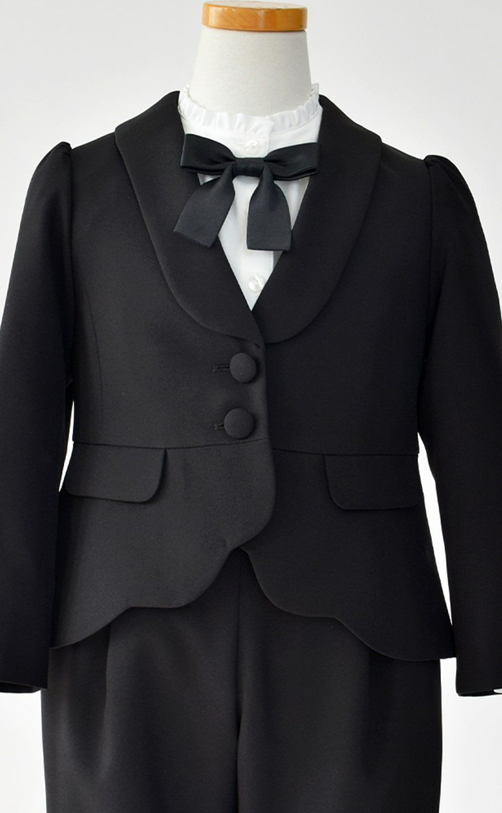 特別な日にぴったりのブラックカラーの男の子用フォーマルスーツ。シンプルで美しいシルエットが魅力のAngel's Closetの子供フォーマル レンタル商品（【レンタル】スカラップジャケットパンツスーツ4点セット(CAT437310)ブラック）｜画像6