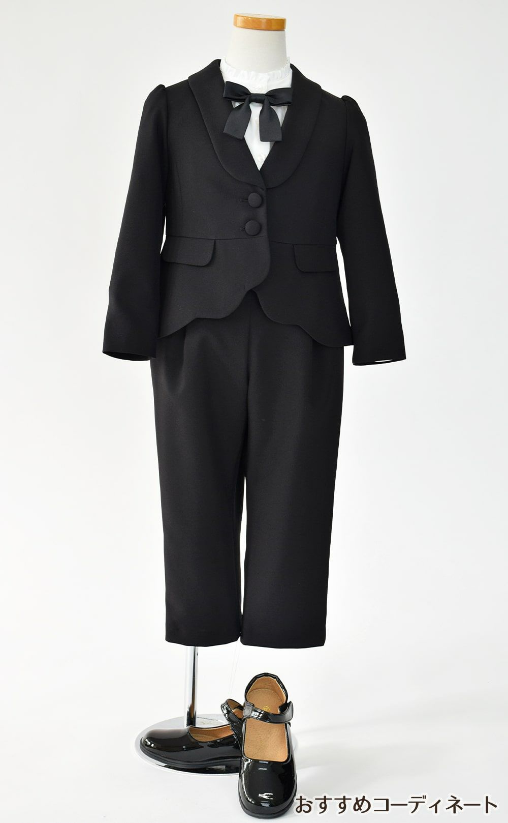 特別な日にぴったりのブラックカラーの男の子用フォーマルスーツ。シンプルで美しいシルエットが魅力のAngel's Closetの子供フォーマル レンタル商品（【レンタル】スカラップジャケットパンツスーツ4点セット(CAT437310)ブラック）｜画像9