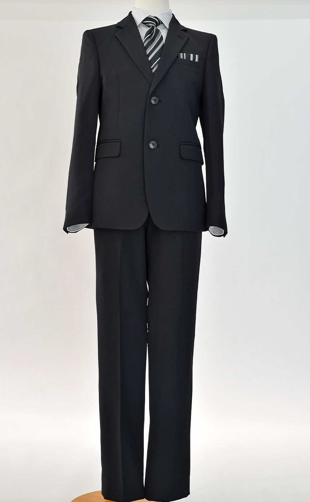 特別な日にぴったりのブラックカラーの男の子用フォーマルスーツ。シンプルで美しいシルエットが魅力のAngel's Closetの子供フォーマル レンタル商品（【レンタル】レジメンタルタイ ストライプシャツ 長ズボンスーツ5点セット(CAT525610)ブラック）｜画像3