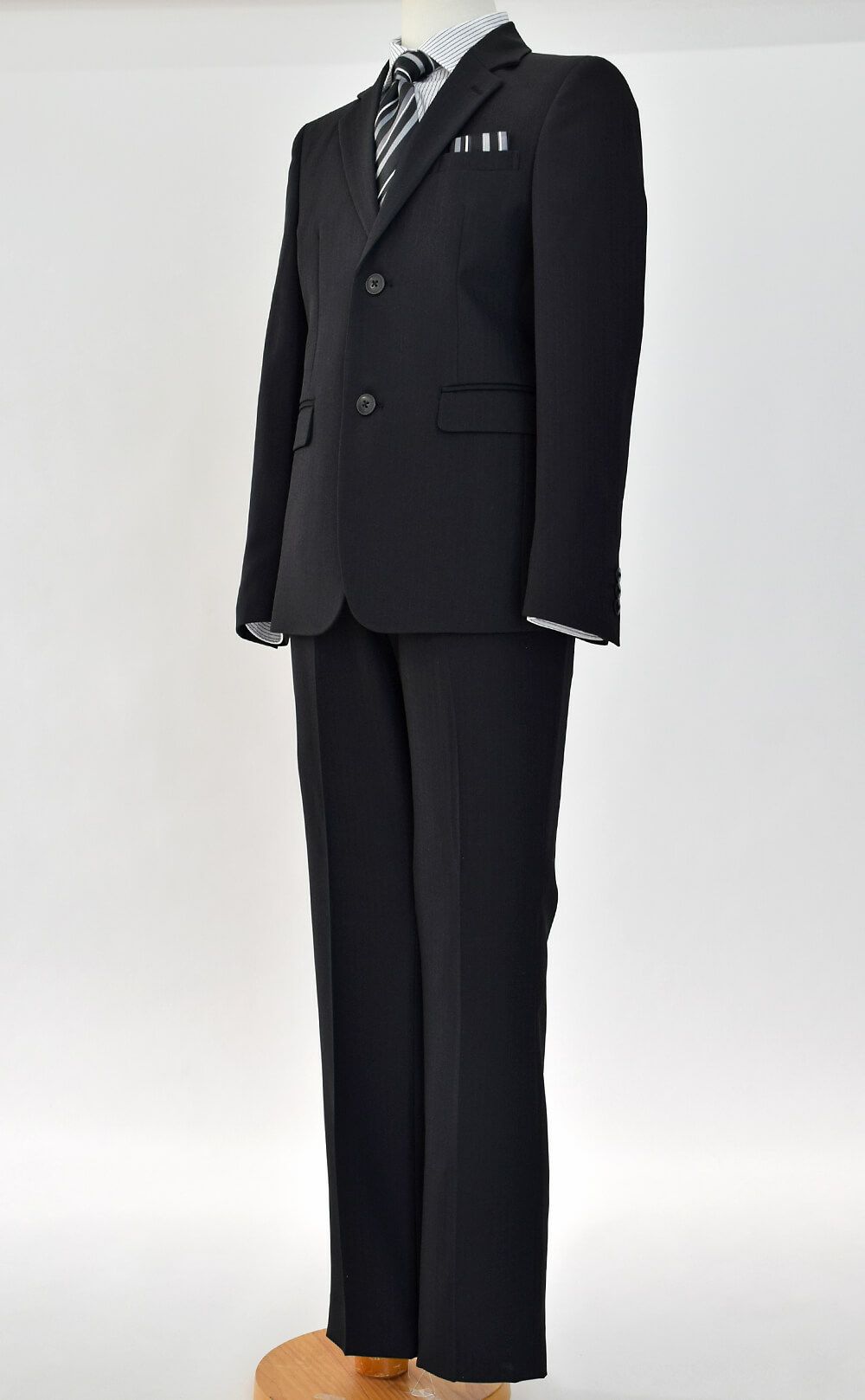 特別な日にぴったりのブラックカラーの男の子用フォーマルスーツ。シンプルで美しいシルエットが魅力のAngel's Closetの子供フォーマル レンタル商品（【レンタル】レジメンタルタイ ストライプシャツ 長ズボンスーツ5点セット(CAT525610)ブラック）｜画像4