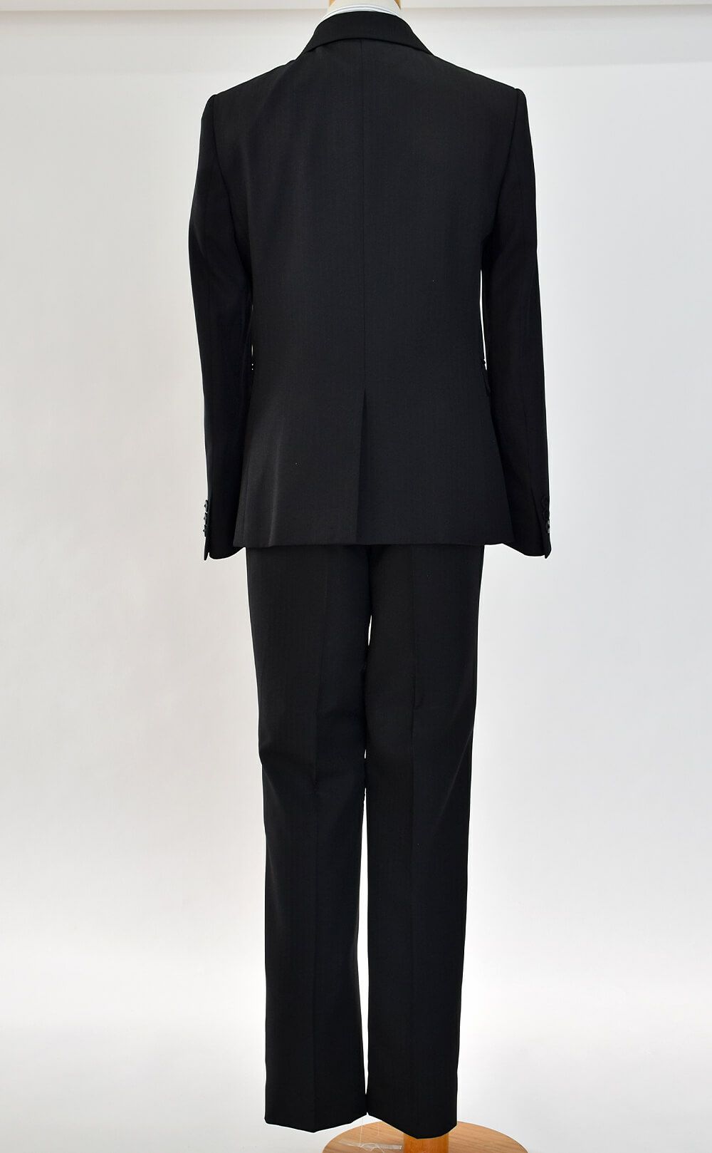 特別な日にぴったりのブラックカラーの男の子用フォーマルスーツ。シンプルで美しいシルエットが魅力のAngel's Closetの子供フォーマル レンタル商品（【レンタル】レジメンタルタイ ストライプシャツ 長ズボンスーツ5点セット(CAT525610)ブラック）｜画像5