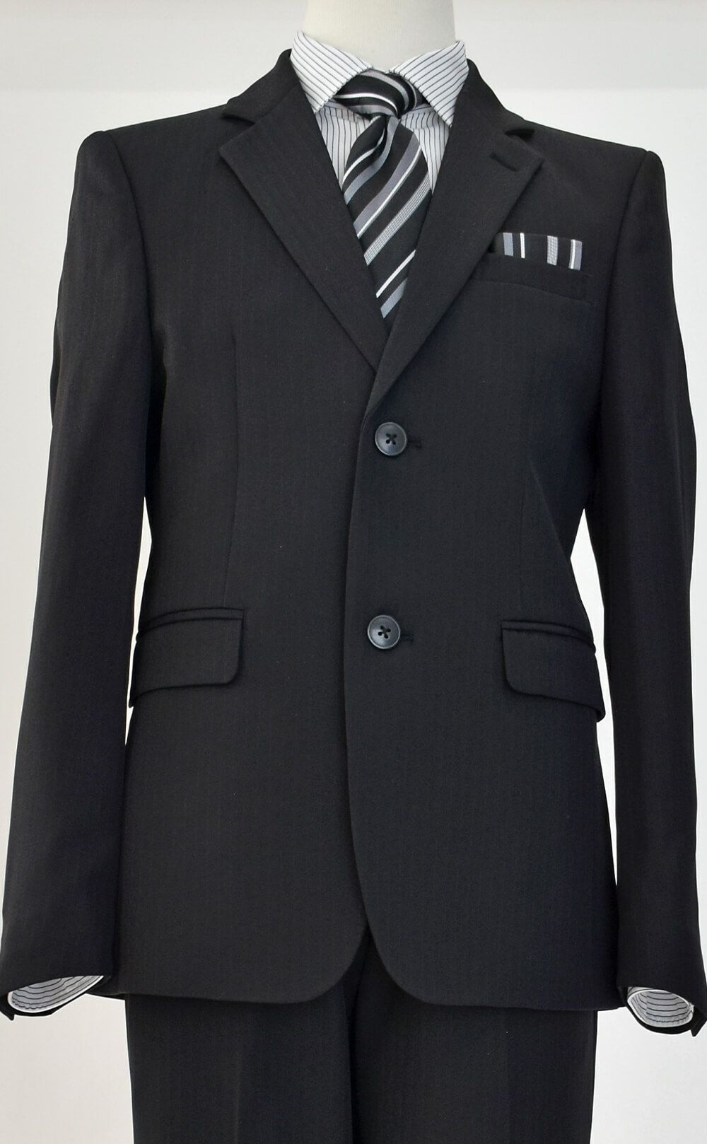 特別な日にぴったりのブラックカラーの男の子用フォーマルスーツ。シンプルで美しいシルエットが魅力のAngel's Closetの子供フォーマル レンタル商品（【レンタル】レジメンタルタイ ストライプシャツ 長ズボンスーツ5点セット(CAT525610)ブラック）｜画像6
