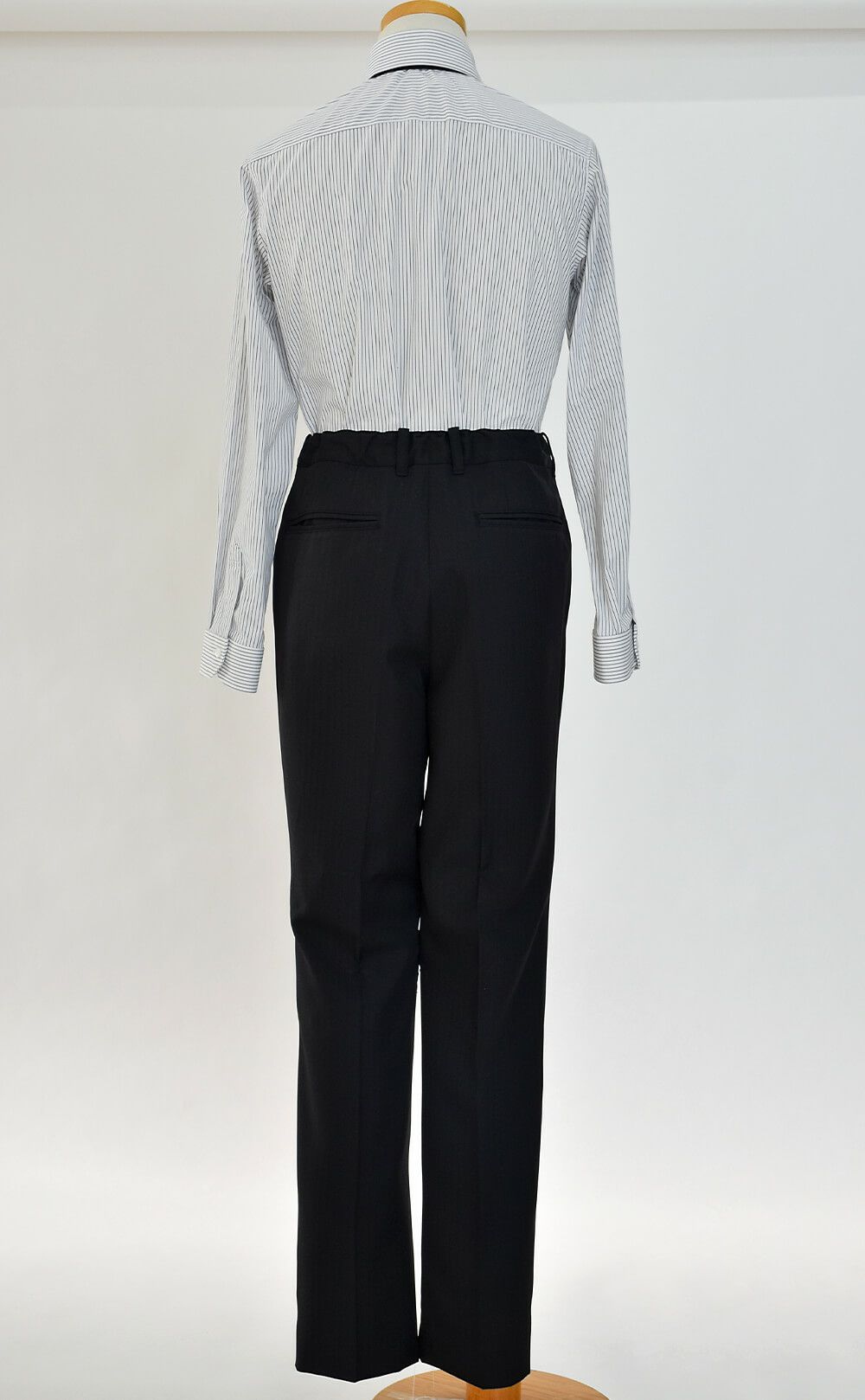 特別な日にぴったりのブラックカラーの男の子用フォーマルスーツ。シンプルで美しいシルエットが魅力のAngel's Closetの子供フォーマル レンタル商品（【レンタル】レジメンタルタイ ストライプシャツ 長ズボンスーツ5点セット(CAT525610)ブラック）｜画像8