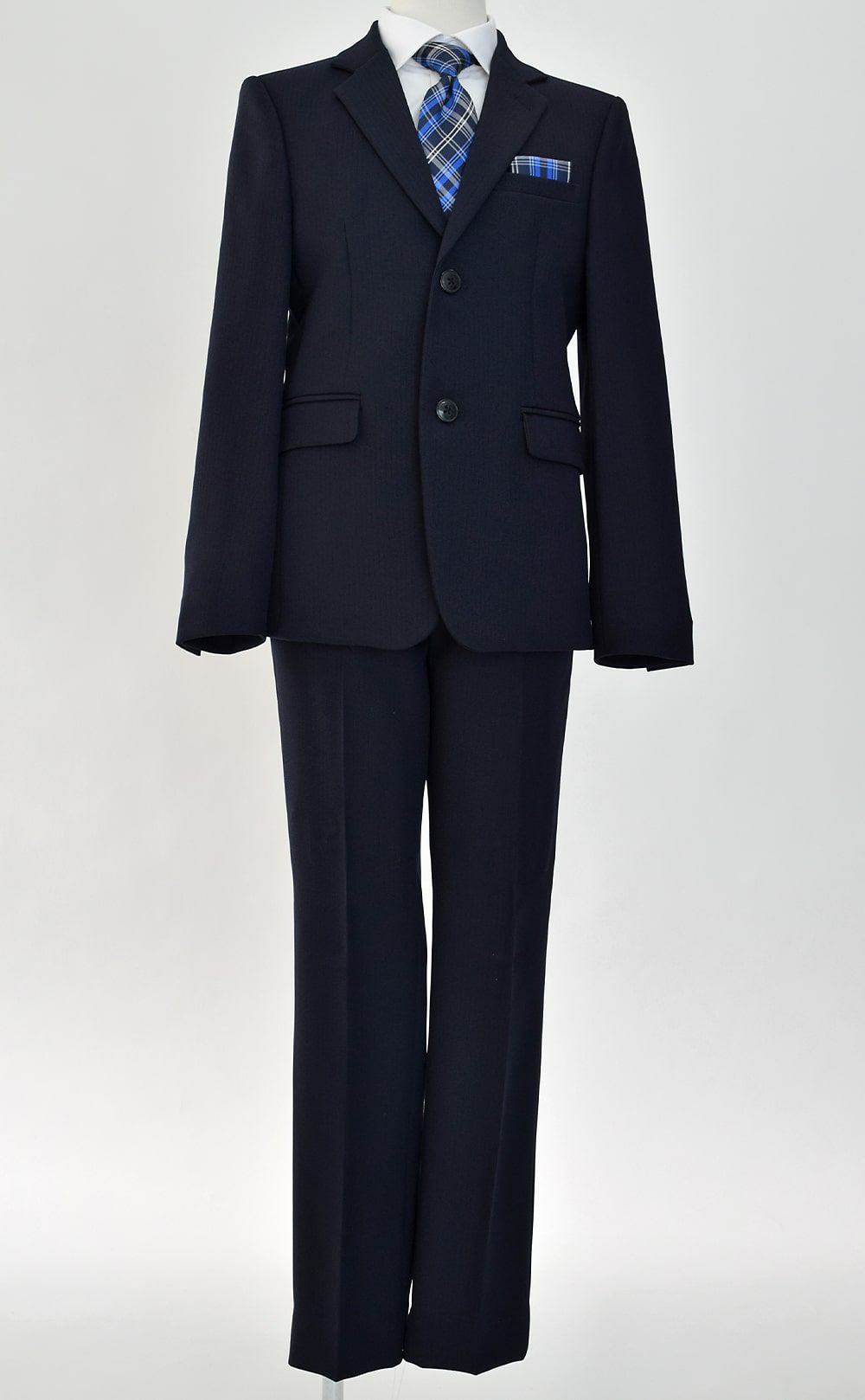 特別な日にぴったりのネイビーカラーの男の子用フォーマルスーツ。シンプルで美しいシルエットが魅力のAngel's Closetの子供フォーマル レンタル商品（【レンタル】ヘリンボーン織り2つボタンスーツ5点セット(CAT525611)ネイビー）｜画像3