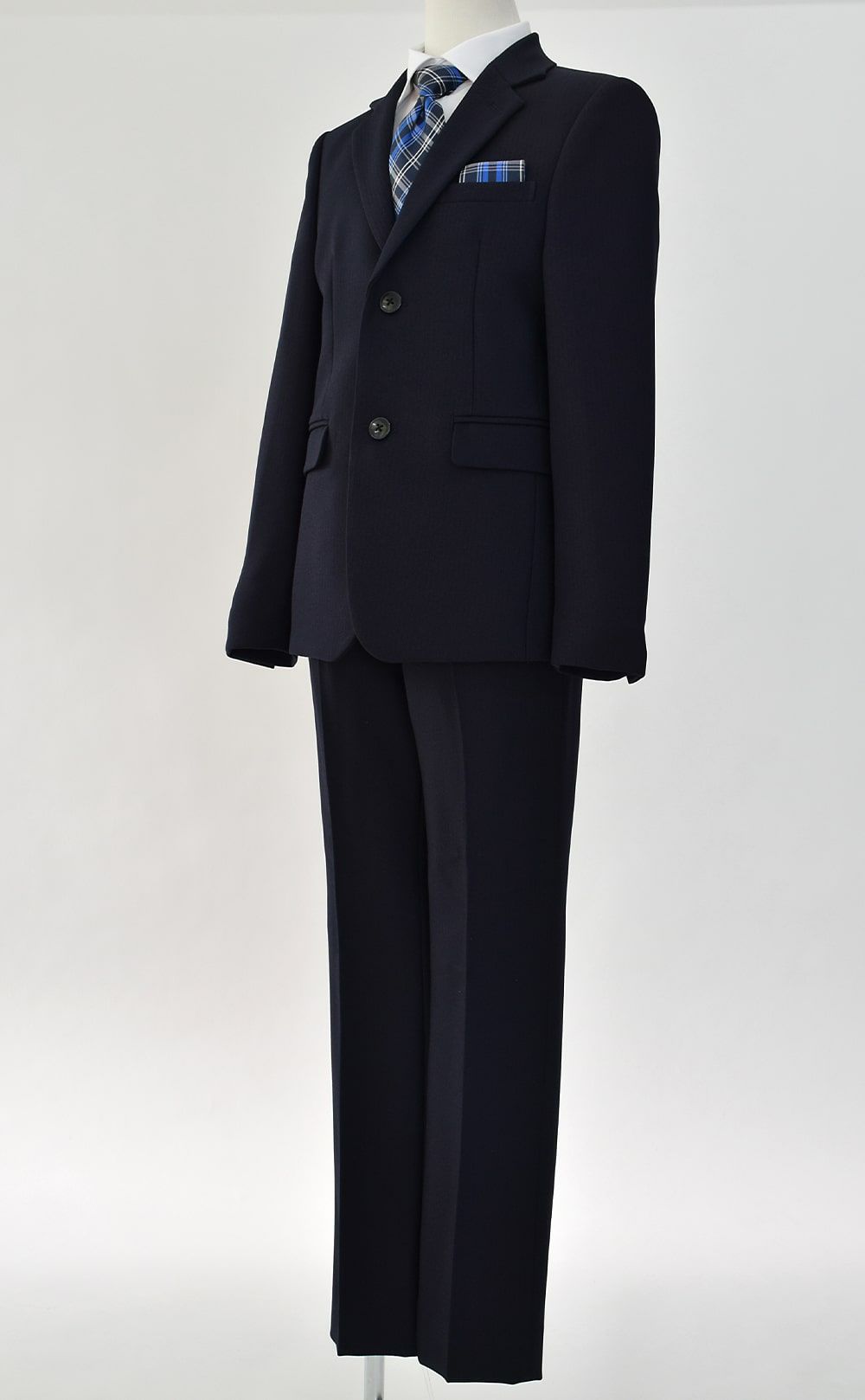 特別な日にぴったりのネイビーカラーの男の子用フォーマルスーツ。シンプルで美しいシルエットが魅力のAngel's Closetの子供フォーマル レンタル商品（【レンタル】ヘリンボーン織り2つボタンスーツ5点セット(CAT525611)ネイビー）｜画像4
