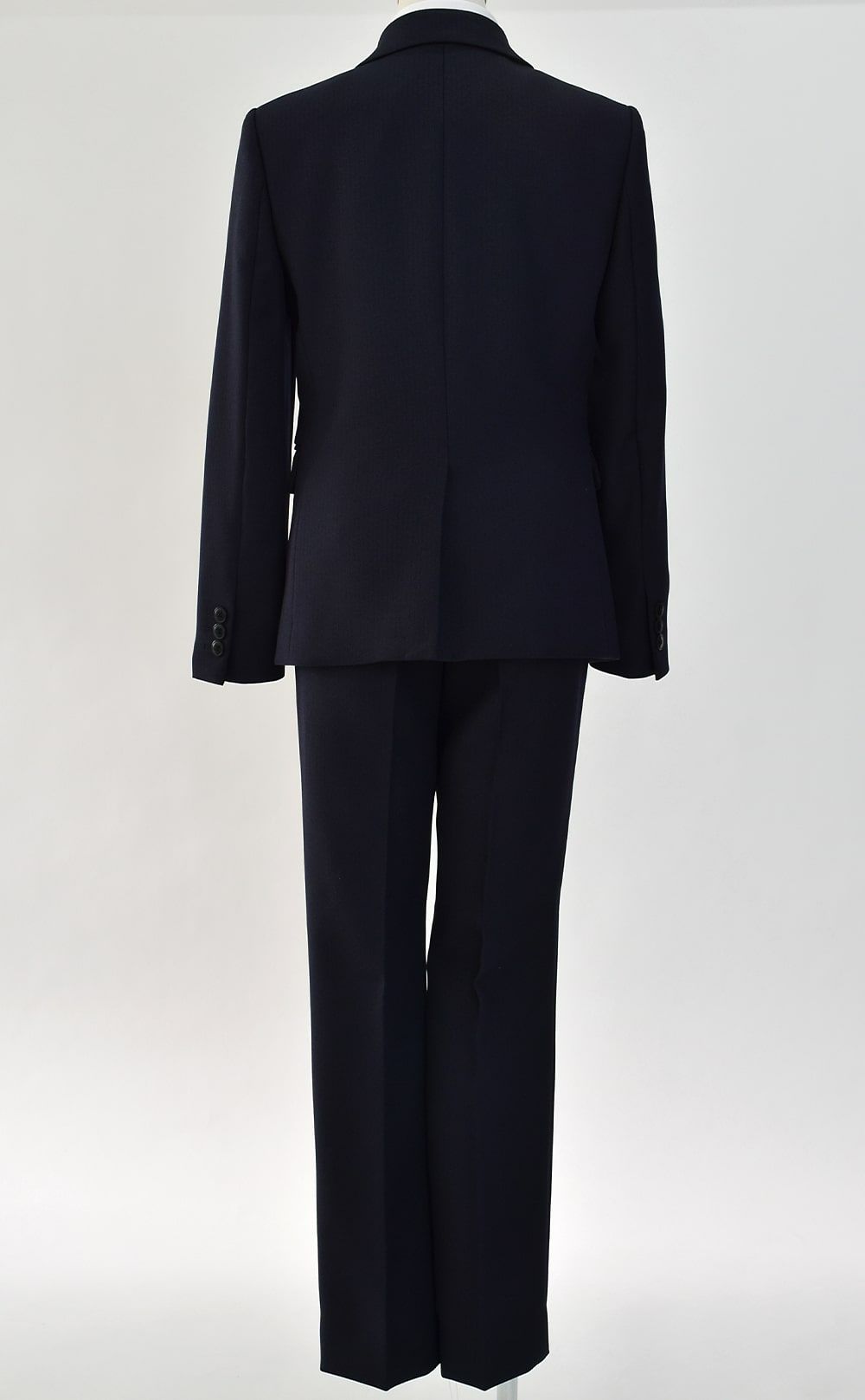 特別な日にぴったりのネイビーカラーの男の子用フォーマルスーツ。シンプルで美しいシルエットが魅力のAngel's Closetの子供フォーマル レンタル商品（【レンタル】ヘリンボーン織り2つボタンスーツ5点セット(CAT525611)ネイビー）｜画像5