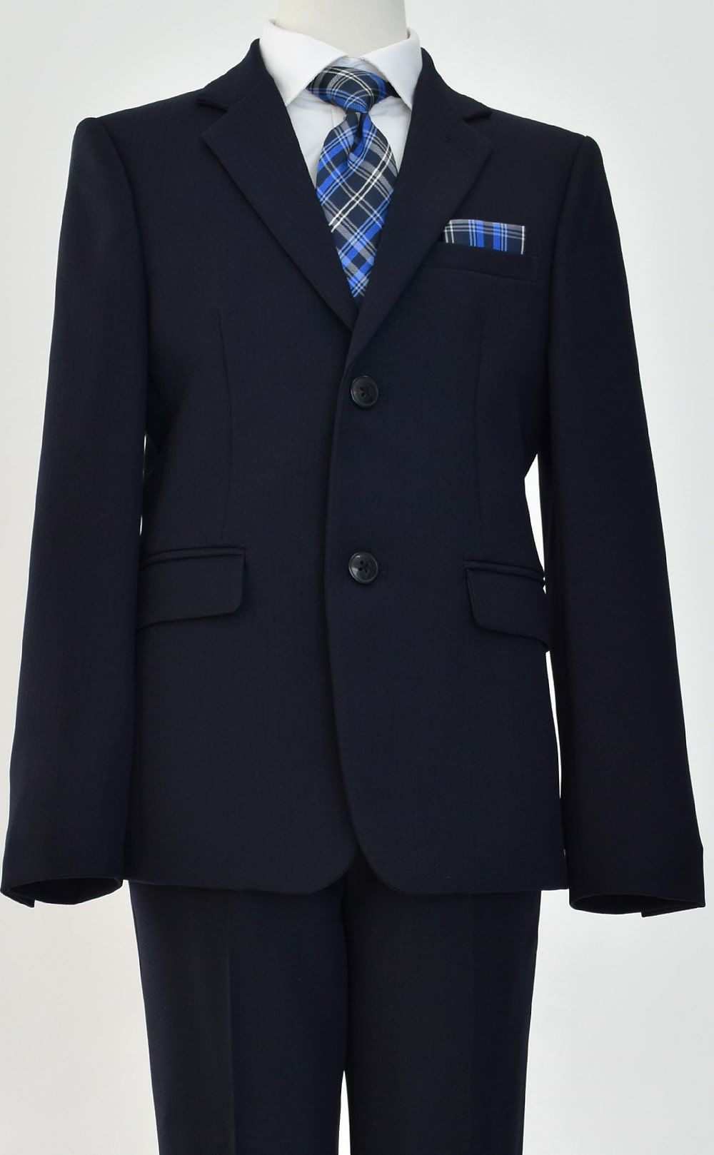 特別な日にぴったりのネイビーカラーの男の子用フォーマルスーツ。シンプルで美しいシルエットが魅力のAngel's Closetの子供フォーマル レンタル商品（【レンタル】ヘリンボーン織り2つボタンスーツ5点セット(CAT525611)ネイビー）｜画像6