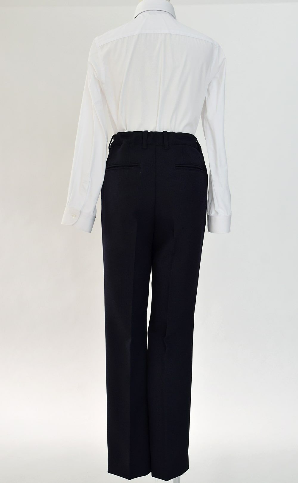 特別な日にぴったりのネイビーカラーの男の子用フォーマルスーツ。シンプルで美しいシルエットが魅力のAngel's Closetの子供フォーマル レンタル商品（【レンタル】ヘリンボーン織り2つボタンスーツ5点セット(CAT525611)ネイビー）｜画像8