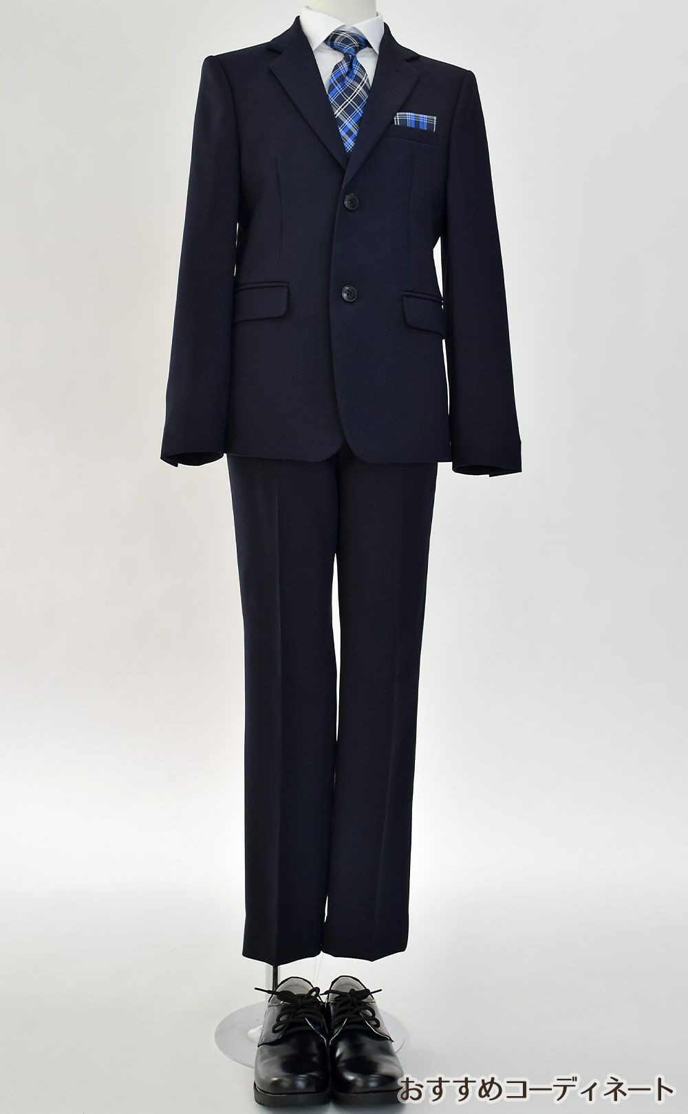 特別な日にぴったりのネイビーカラーの男の子用フォーマルスーツ。シンプルで美しいシルエットが魅力のAngel's Closetの子供フォーマル レンタル商品（【レンタル】ヘリンボーン織り2つボタンスーツ5点セット(CAT525611)ネイビー）｜画像9