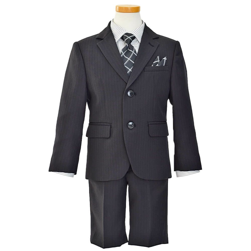 特別な日にぴったりのブラックカラーの男の子用フォーマルスーツ。シンプルで美しいシルエットが魅力のAngel's Closetの子供フォーマル レンタル商品（【レンタル】2つ釦ストライプスーツ5点セット(CAT545410)ブラック）｜画像2