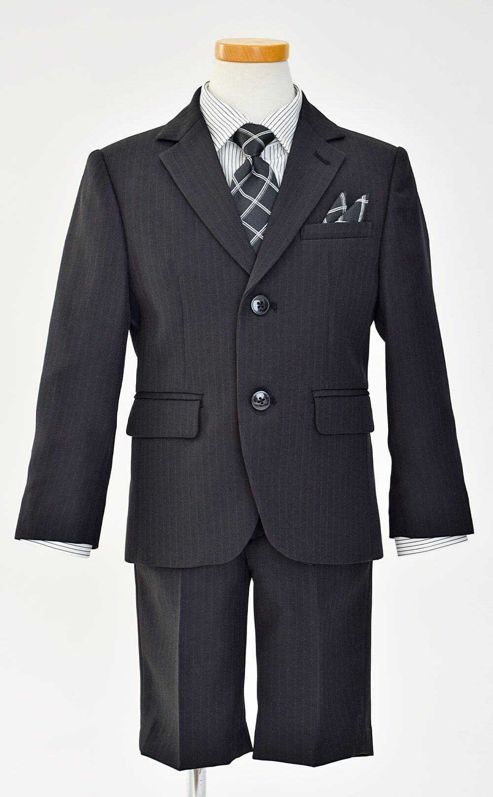 特別な日にぴったりのブラックカラーの男の子用フォーマルスーツ。シンプルで美しいシルエットが魅力のAngel's Closetの子供フォーマル レンタル商品（【レンタル】2つ釦ストライプスーツ5点セット(CAT545410)ブラック）｜画像3