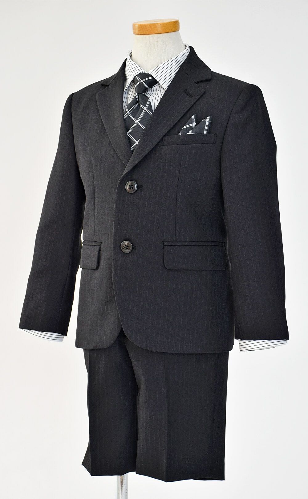 特別な日にぴったりのブラックカラーの男の子用フォーマルスーツ。シンプルで美しいシルエットが魅力のAngel's Closetの子供フォーマル レンタル商品（【レンタル】2つ釦ストライプスーツ5点セット(CAT545410)ブラック）｜画像4