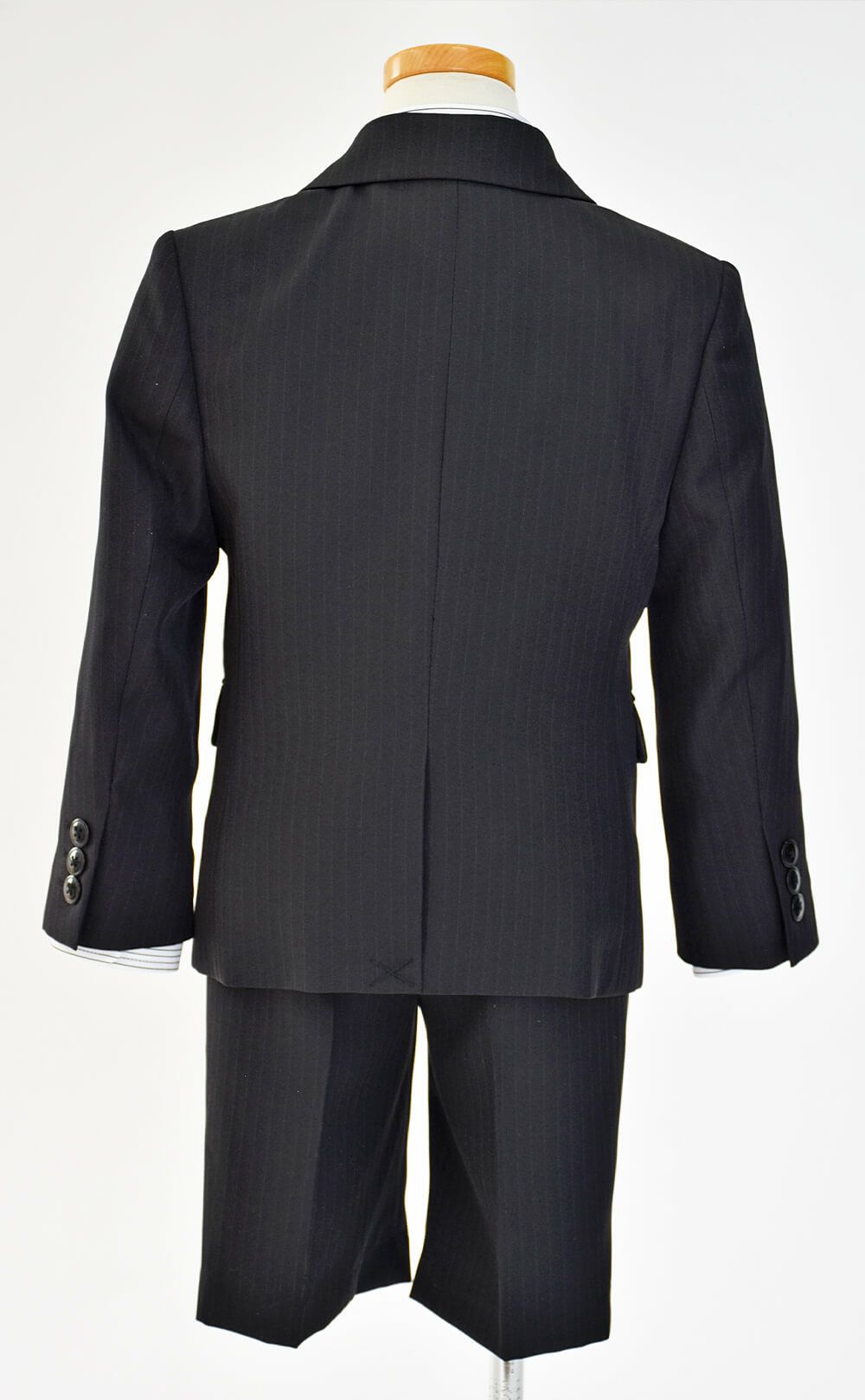 特別な日にぴったりのブラックカラーの男の子用フォーマルスーツ。シンプルで美しいシルエットが魅力のAngel's Closetの子供フォーマル レンタル商品（【レンタル】2つ釦ストライプスーツ5点セット(CAT545410)ブラック）｜画像5