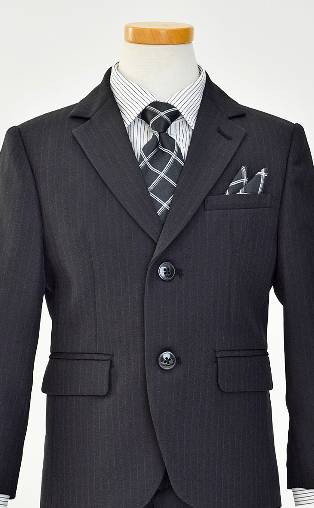特別な日にぴったりのブラックカラーの男の子用フォーマルスーツ。シンプルで美しいシルエットが魅力のAngel's Closetの子供フォーマル レンタル商品（【レンタル】2つ釦ストライプスーツ5点セット(CAT545410)ブラック）｜画像6