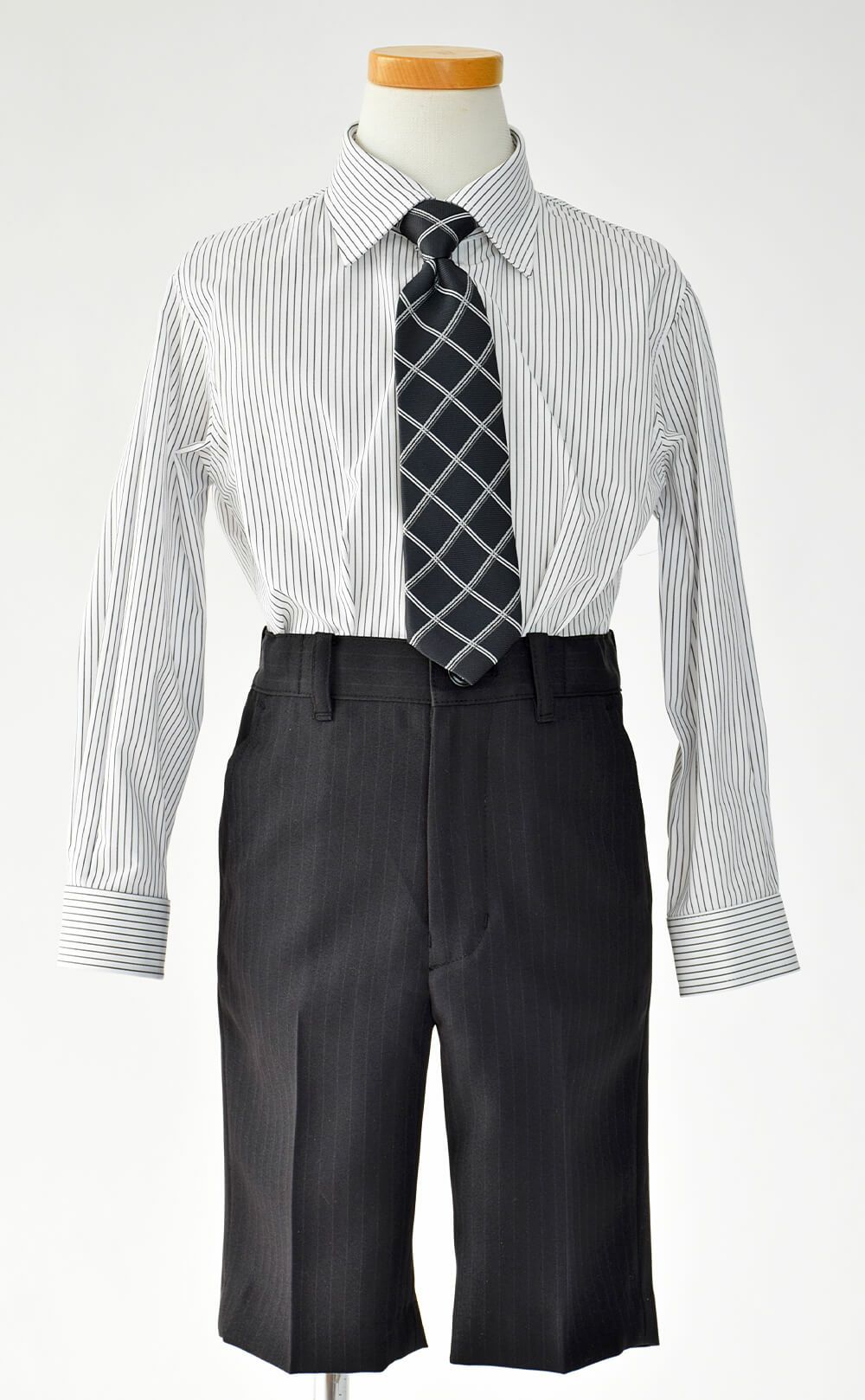 特別な日にぴったりのブラックカラーの男の子用フォーマルスーツ。シンプルで美しいシルエットが魅力のAngel's Closetの子供フォーマル レンタル商品（【レンタル】2つ釦ストライプスーツ5点セット(CAT545410)ブラック）｜画像7