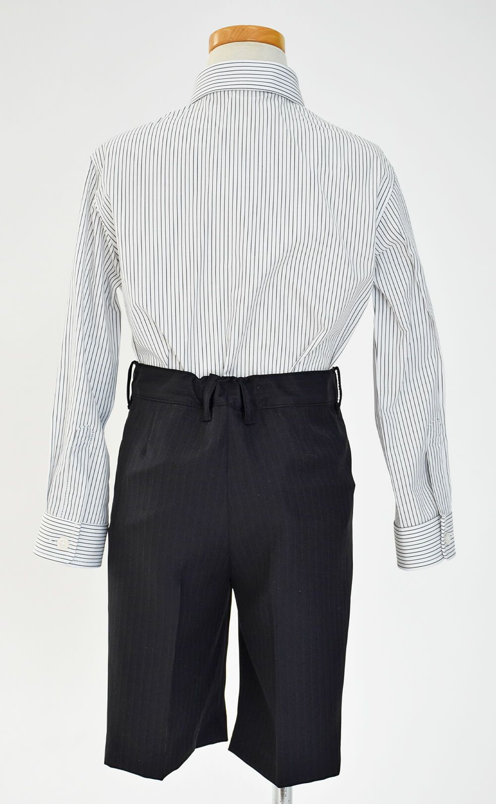 特別な日にぴったりのブラックカラーの男の子用フォーマルスーツ。シンプルで美しいシルエットが魅力のAngel's Closetの子供フォーマル レンタル商品（【レンタル】2つ釦ストライプスーツ5点セット(CAT545410)ブラック）｜画像8