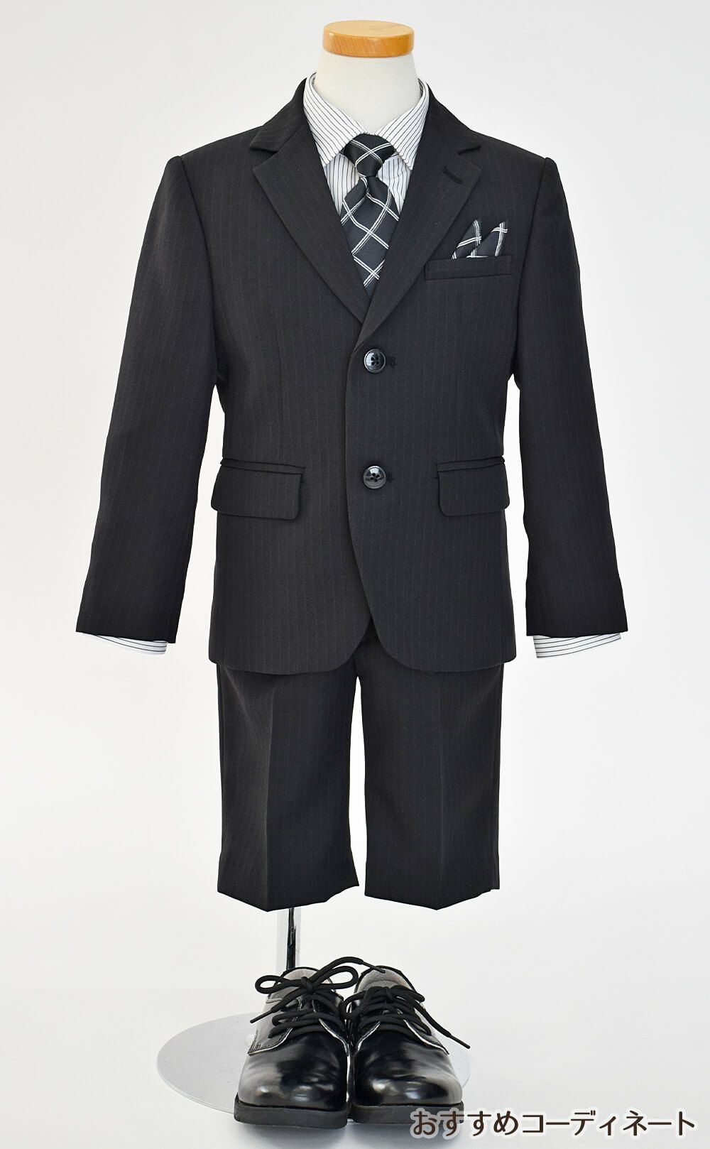 特別な日にぴったりのブラックカラーの男の子用フォーマルスーツ。シンプルで美しいシルエットが魅力のAngel's Closetの子供フォーマル レンタル商品（【レンタル】2つ釦ストライプスーツ5点セット(CAT545410)ブラック）｜画像9