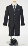 特別な日にぴったりのブラックカラーの男の子用フォーマルスーツ。シンプルで美しいシルエットが魅力のAngel's Closetの子供フォーマル レンタル商品（【レンタル】2つ釦ストライプスーツ5点セット(CAT545410)ブラック）｜画像9