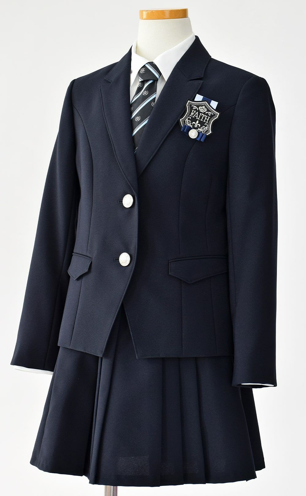 特別な日にぴったりのネイビーカラーの男の子用フォーマルスーツ。シンプルで美しいシルエットが魅力のAngel's Closetの子供フォーマル レンタル商品（【レンタル】プリーツスカートスーツ5点セット(CAT672591)ネイビー）｜画像4