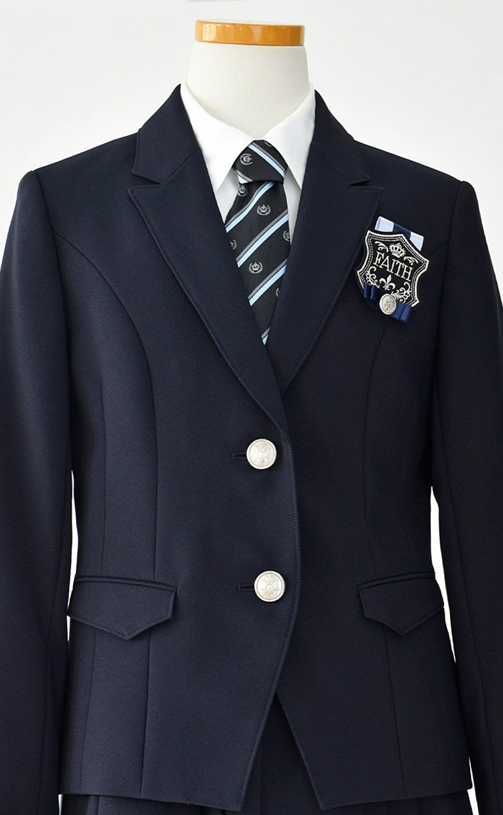 特別な日にぴったりのネイビーカラーの男の子用フォーマルスーツ。シンプルで美しいシルエットが魅力のAngel's Closetの子供フォーマル レンタル商品（【レンタル】プリーツスカートスーツ5点セット(CAT672591)ネイビー）｜画像6