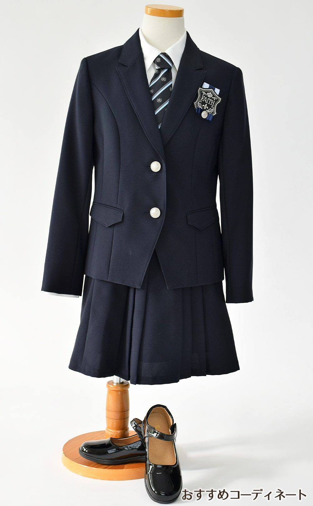 特別な日にぴったりのネイビーカラーの男の子用フォーマルスーツ。シンプルで美しいシルエットが魅力のAngel's Closetの子供フォーマル レンタル商品（【レンタル】プリーツスカートスーツ5点セット(CAT672591)ネイビー）｜画像9