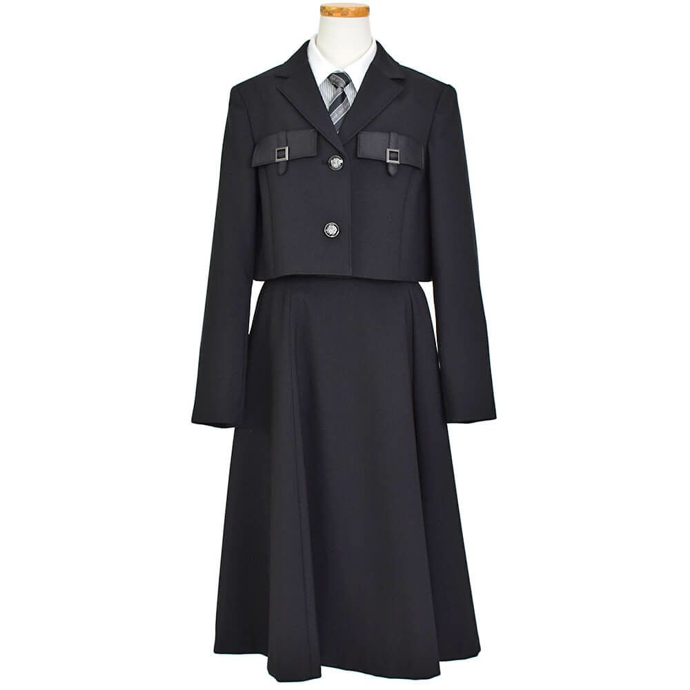 特別な日にぴったりのブラックカラーの男の子用フォーマルスーツ。シンプルで美しいシルエットが魅力のAngel's Closetの子供フォーマル レンタル商品（【レンタル】ショートジャケットハイウエストスカートスーツ5点セット(CAT422504)ブラック）｜画像2