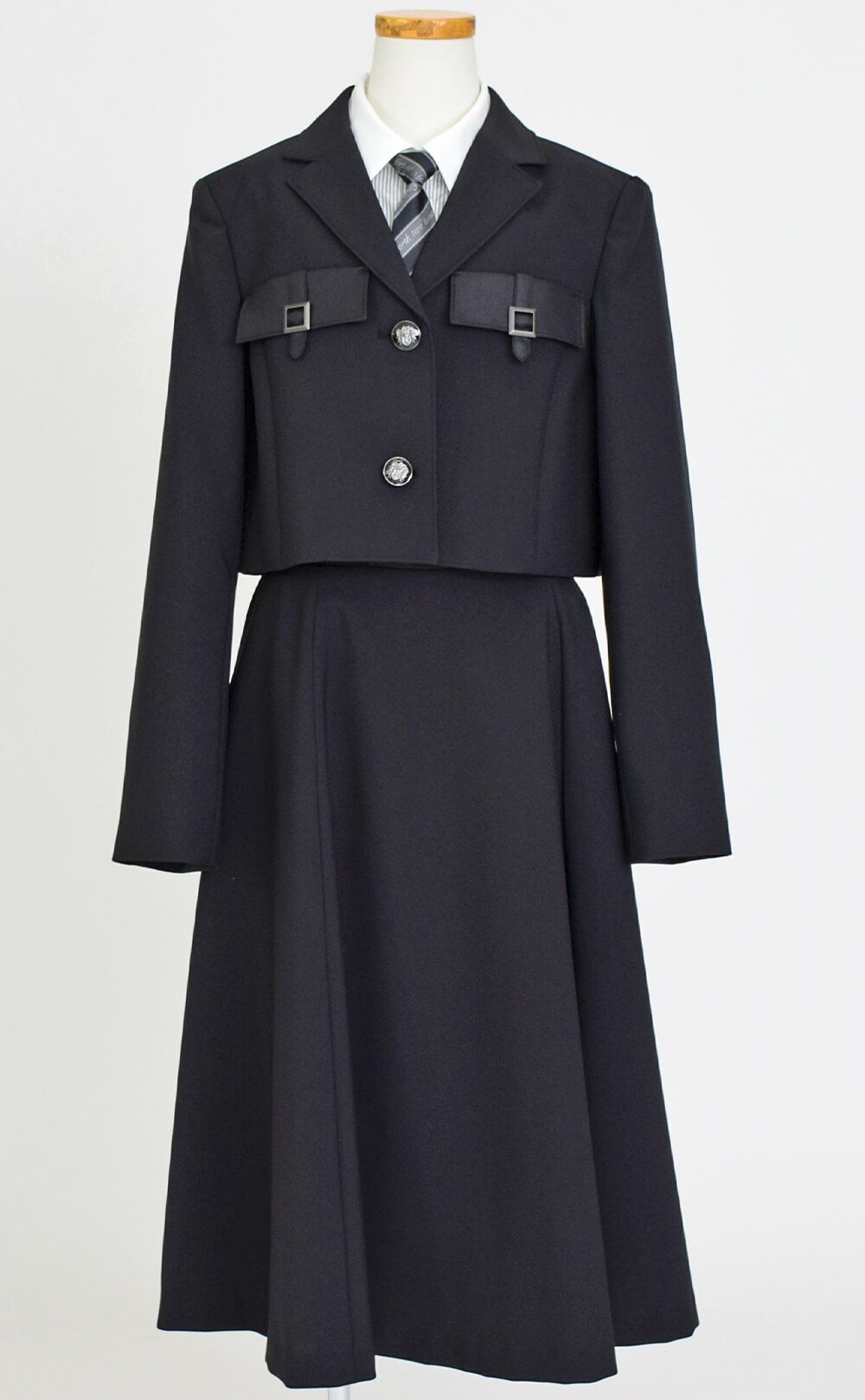 特別な日にぴったりのブラックカラーの男の子用フォーマルスーツ。シンプルで美しいシルエットが魅力のAngel's Closetの子供フォーマル レンタル商品（【レンタル】ショートジャケットハイウエストスカートスーツ5点セット(CAT422504)ブラック）｜画像3