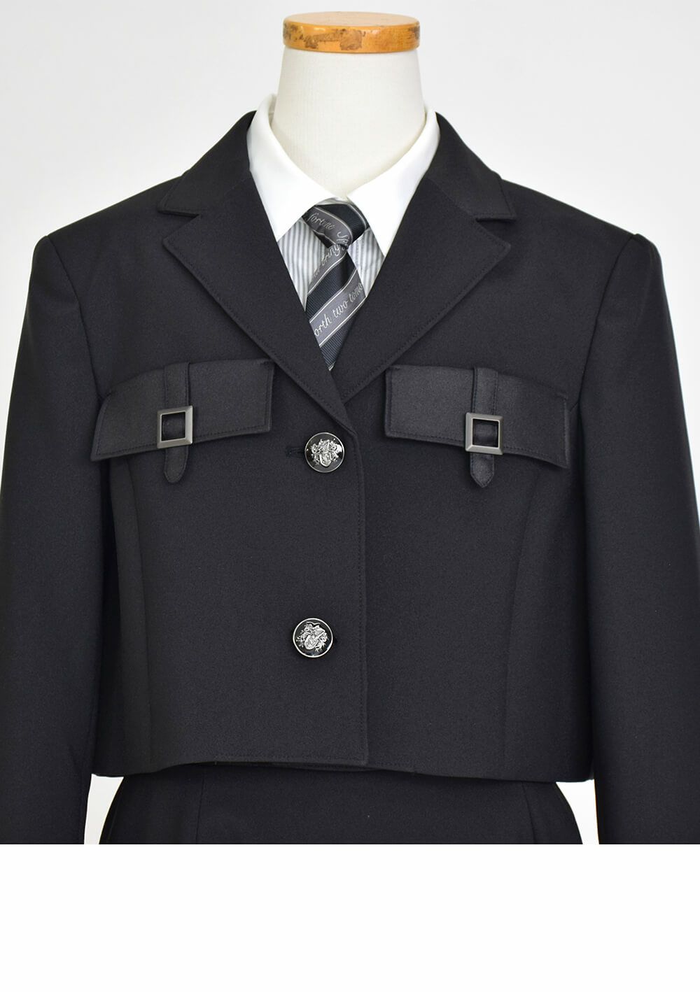 特別な日にぴったりのブラックカラーの男の子用フォーマルスーツ。シンプルで美しいシルエットが魅力のAngel's Closetの子供フォーマル レンタル商品（【レンタル】ショートジャケットハイウエストスカートスーツ5点セット(CAT422504)ブラック）｜画像6