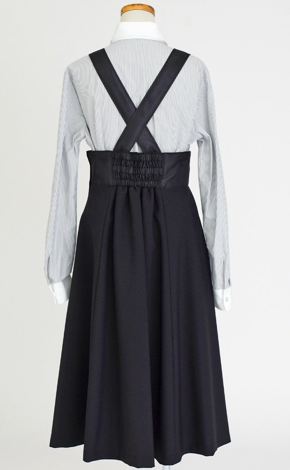 特別な日にぴったりのブラックカラーの男の子用フォーマルスーツ。シンプルで美しいシルエットが魅力のAngel's Closetの子供フォーマル レンタル商品（【レンタル】ショートジャケットハイウエストスカートスーツ5点セット(CAT422504)ブラック）｜画像9