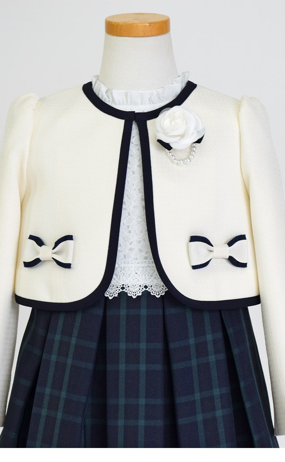 特別な日にぴったりのネイビーカラーの男の子用フォーマルスーツ。シンプルで美しいシルエットが魅力のAngel's Closetの子供フォーマル レンタル商品（【レンタル】ブラックウォッチアンサンブルスーツ(CAT447367)ネイビー）｜画像6