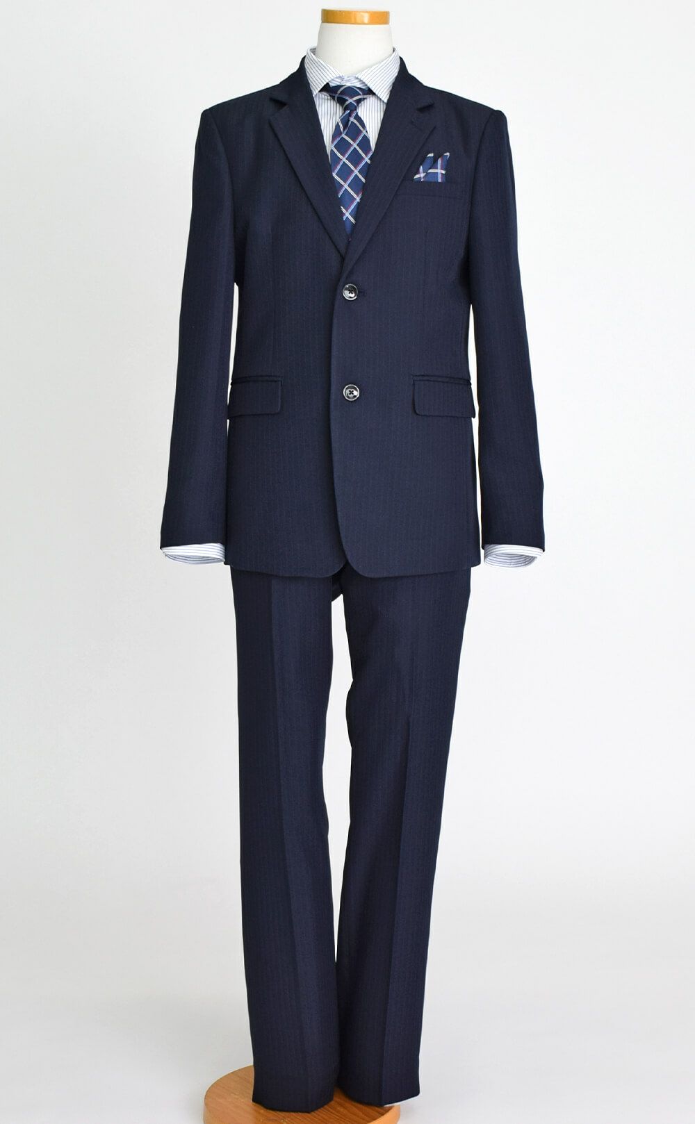 特別な日にぴったりのネイビーカラーの男の子用フォーマルスーツ。シンプルで美しいシルエットが魅力のAngel's Closetの子供フォーマル レンタル商品（【レンタル】2つ釦ストライプスーツ5点セット(CAT545610)ネイビー）｜画像3