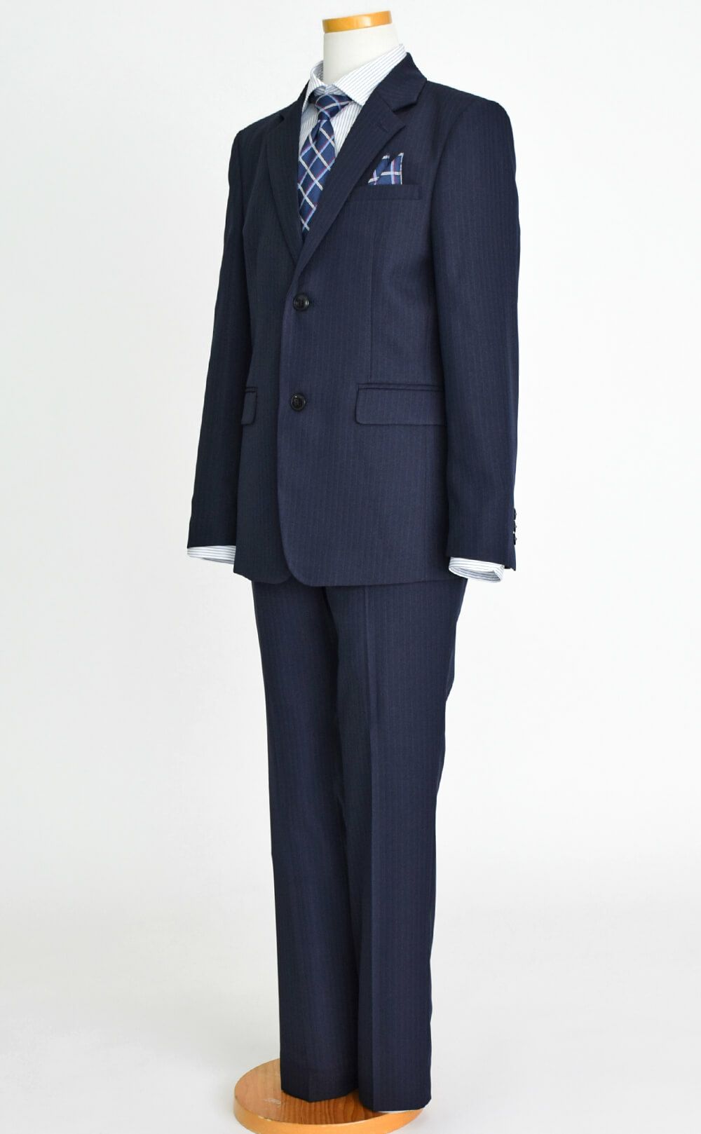 特別な日にぴったりのネイビーカラーの男の子用フォーマルスーツ。シンプルで美しいシルエットが魅力のAngel's Closetの子供フォーマル レンタル商品（【レンタル】2つ釦ストライプスーツ5点セット(CAT545610)ネイビー）｜画像4