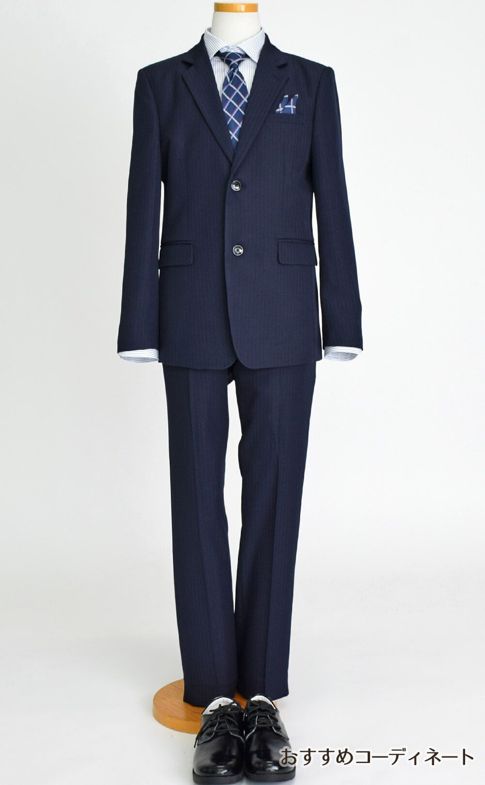 特別な日にぴったりのネイビーカラーの男の子用フォーマルスーツ。シンプルで美しいシルエットが魅力のAngel's Closetの子供フォーマル レンタル商品（【レンタル】2つ釦ストライプスーツ5点セット(CAT545610)ネイビー）｜画像9